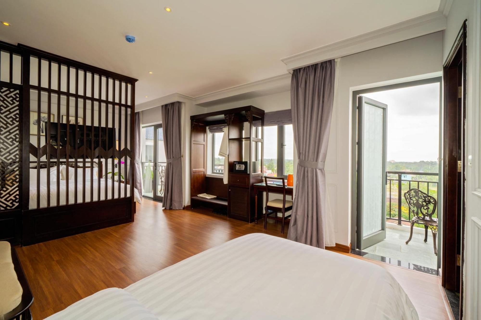 Family Suite with Balcony and Bathtub
