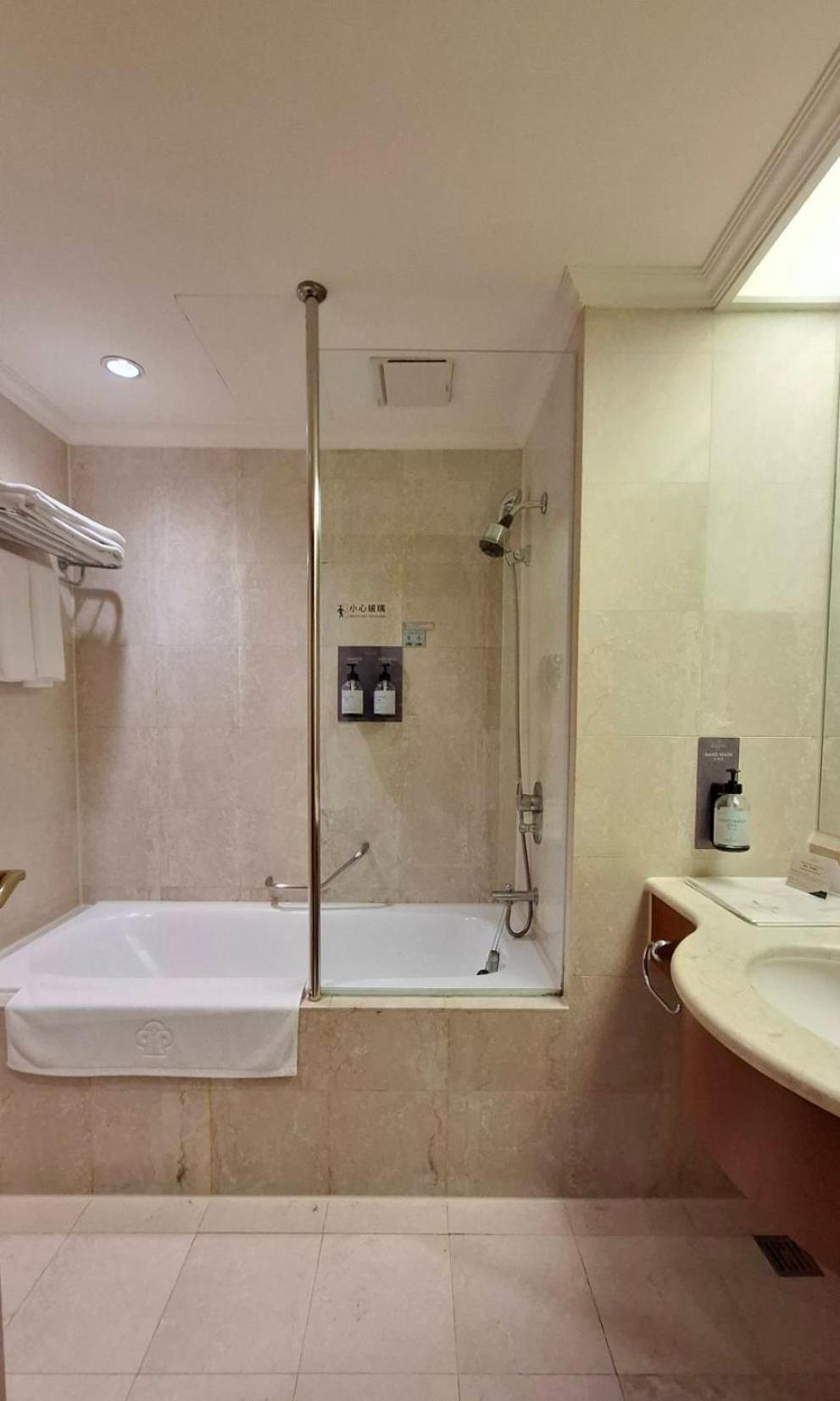 Classic Room (King/Twin Beds) - One free airport drop-off