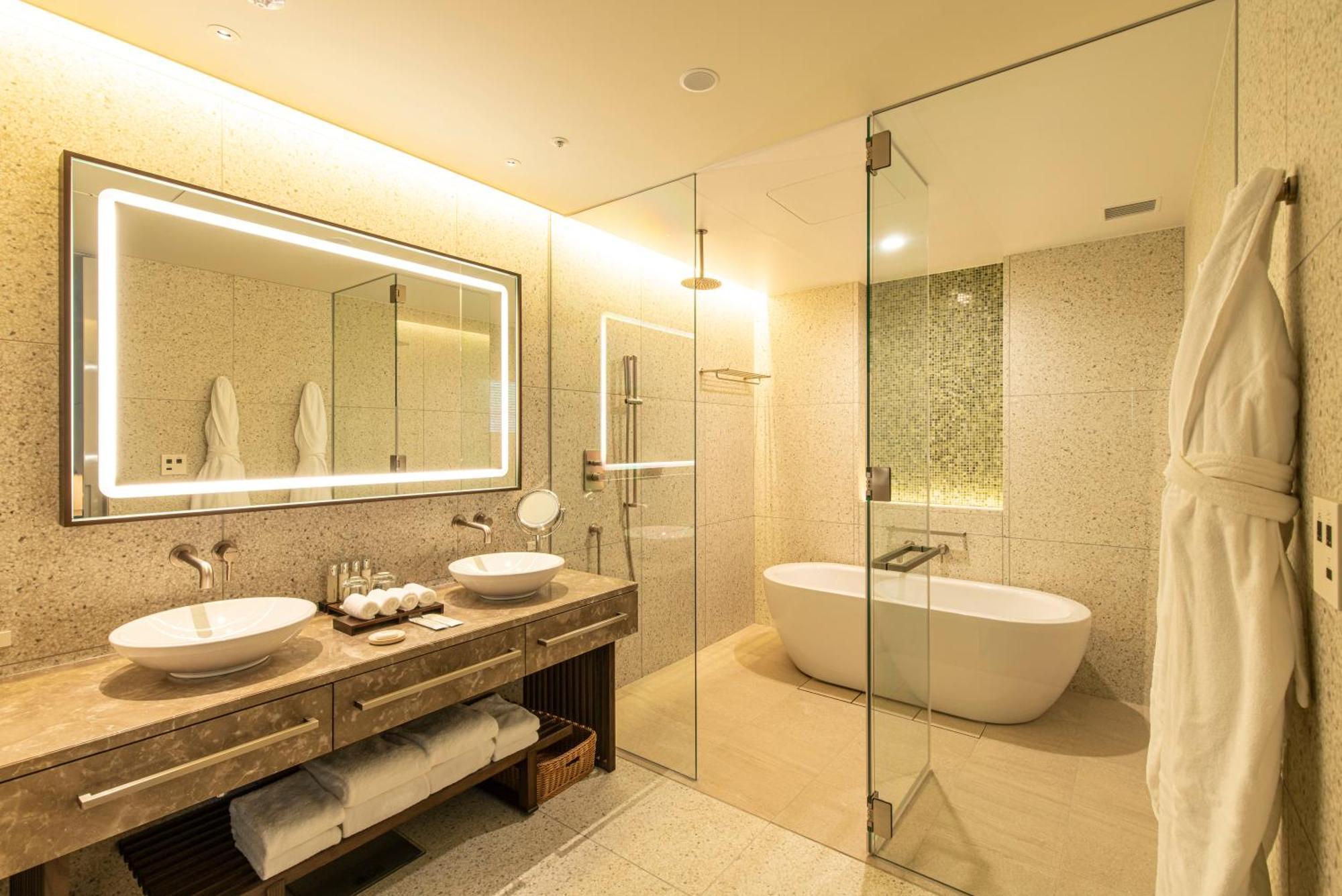 Premium King Room with Free Lounge Access
