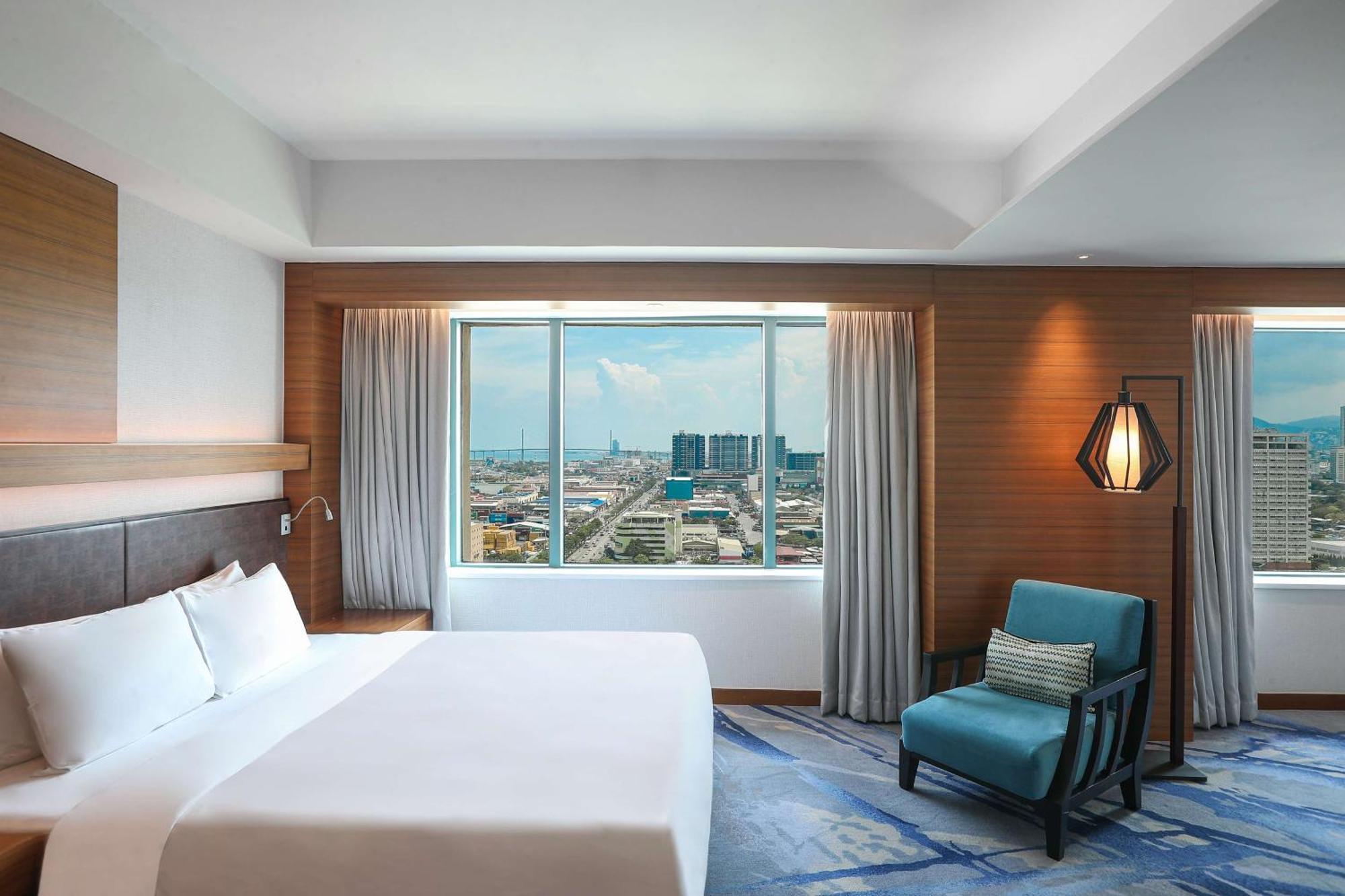 Junior Suite Lounge access