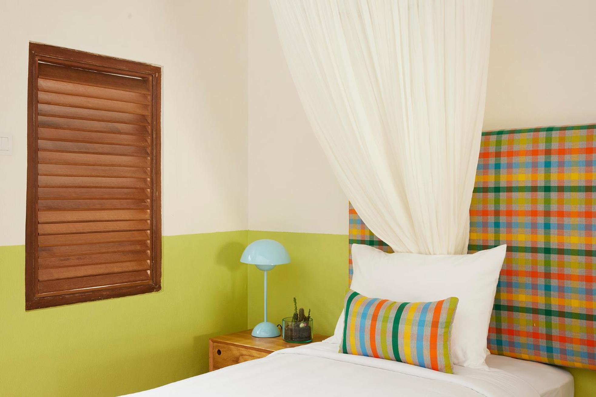 Quarto com 2 Camas de Solteiro e Vista da Piscina