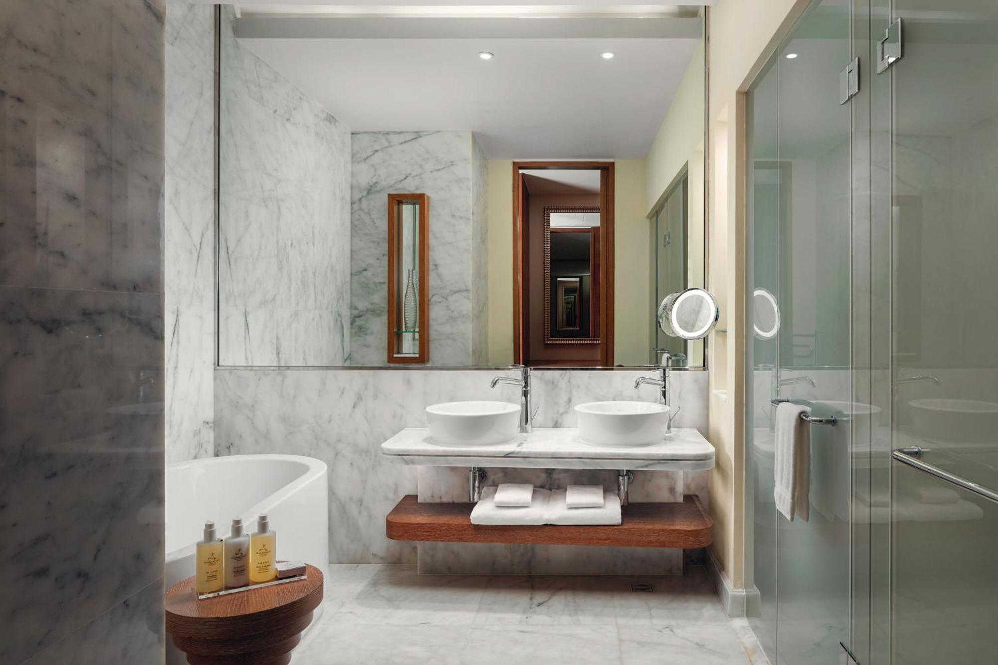 Ambassador King Suite with Executive Lounge Access - Sea View