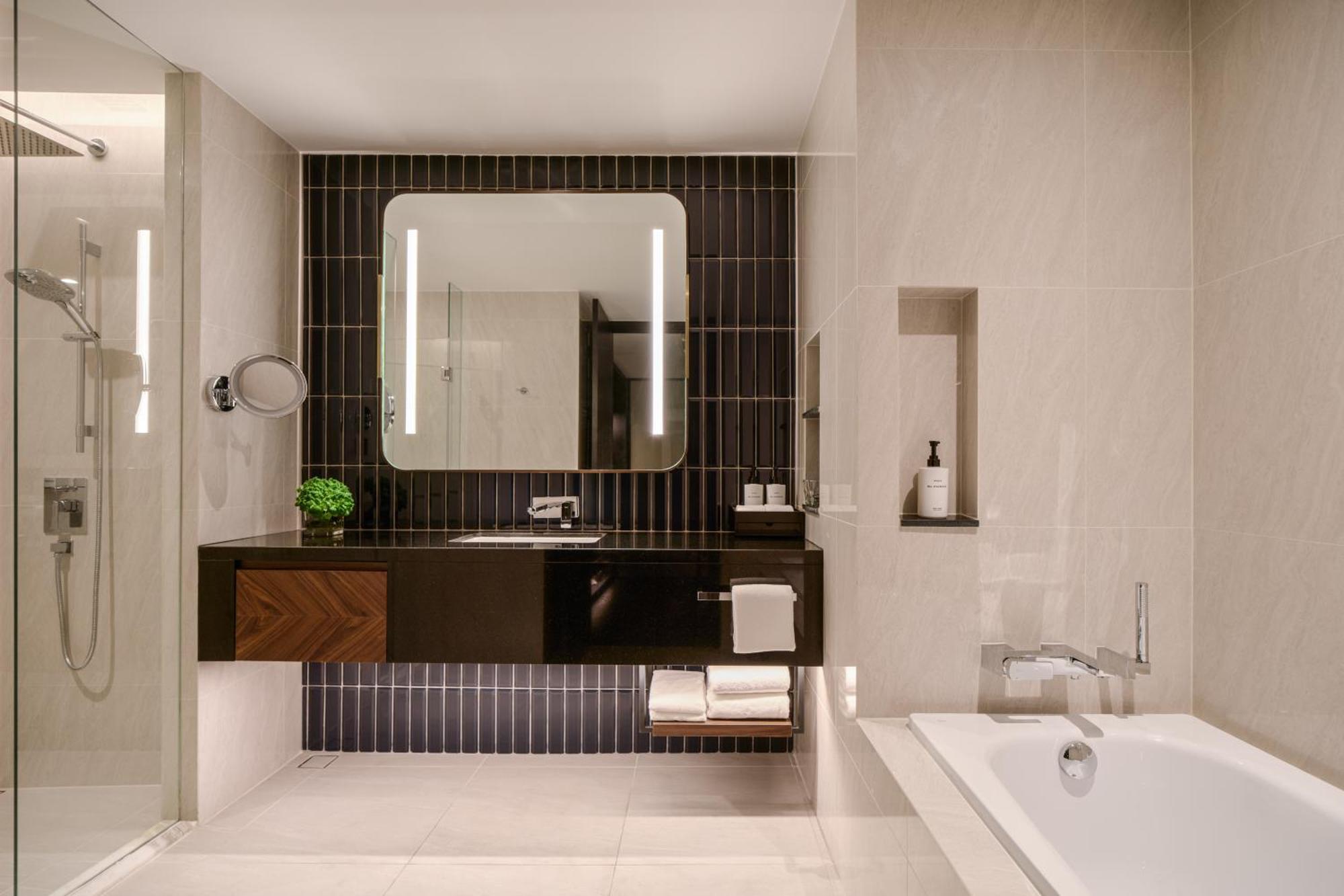 One-Bedroom Suite - Lounge Access