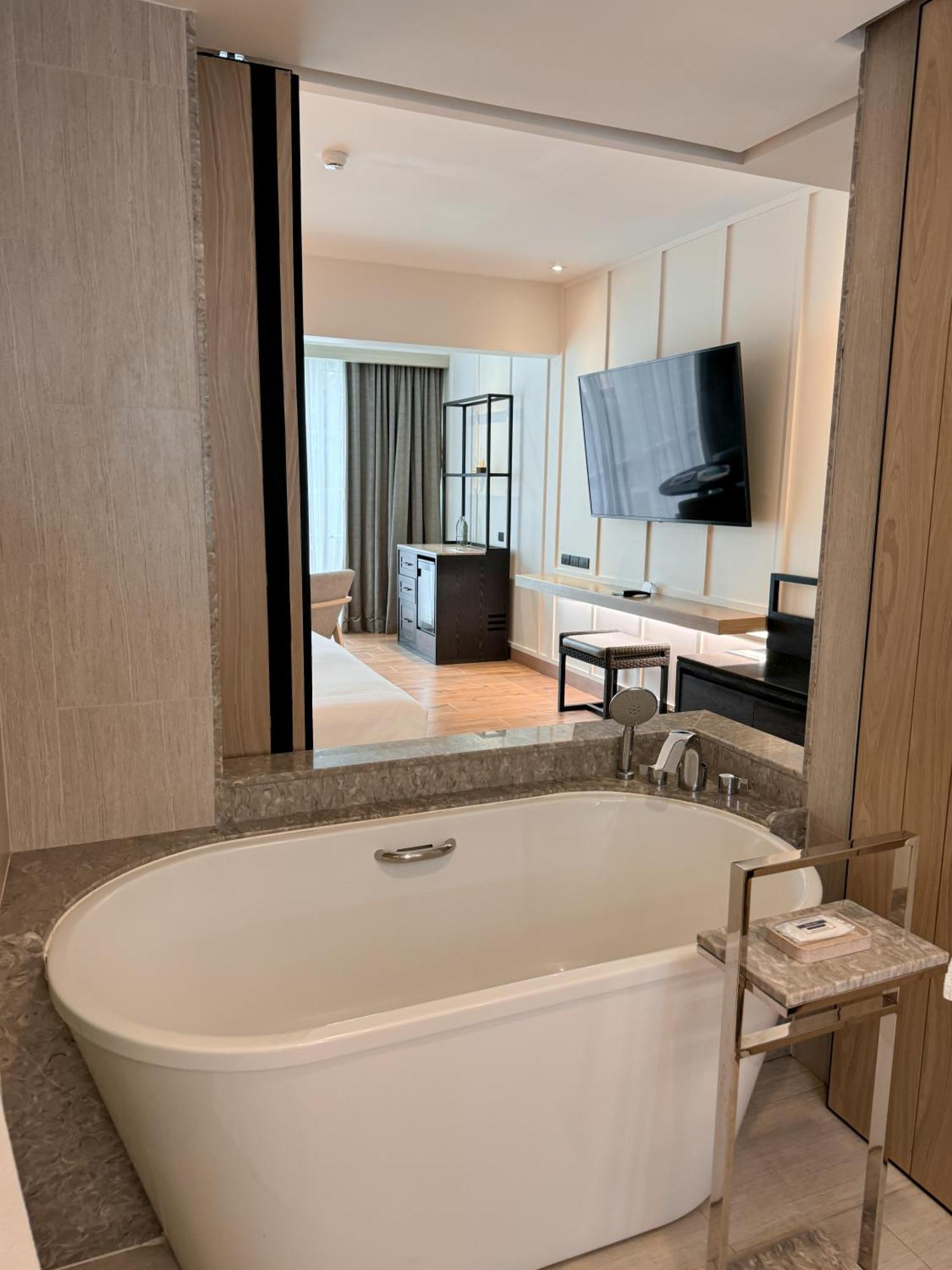 Zimmer mit Kingsize-Bett und Zugang zum Pool