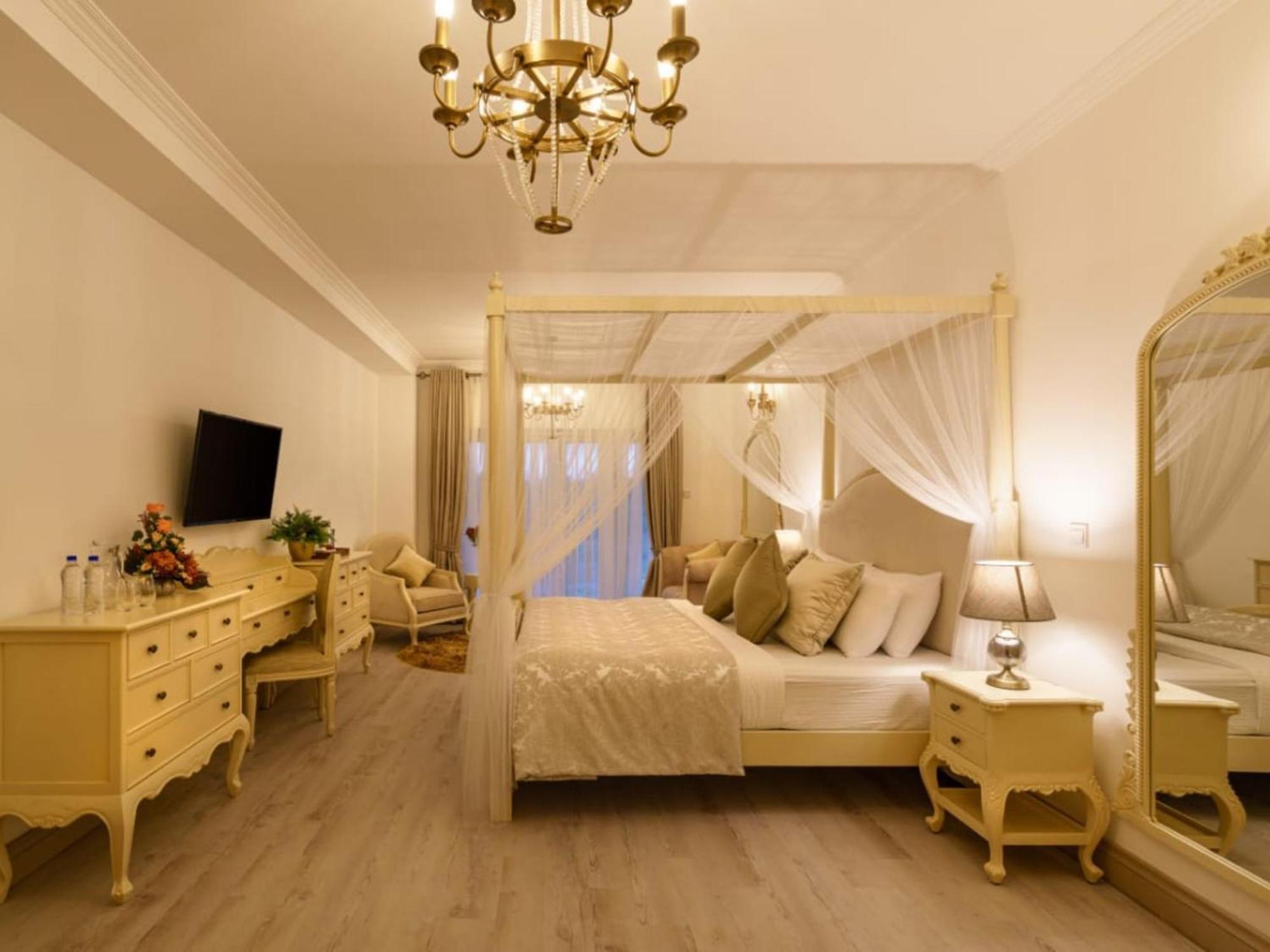 Habitación con cama extragrande y vistas a la montaña