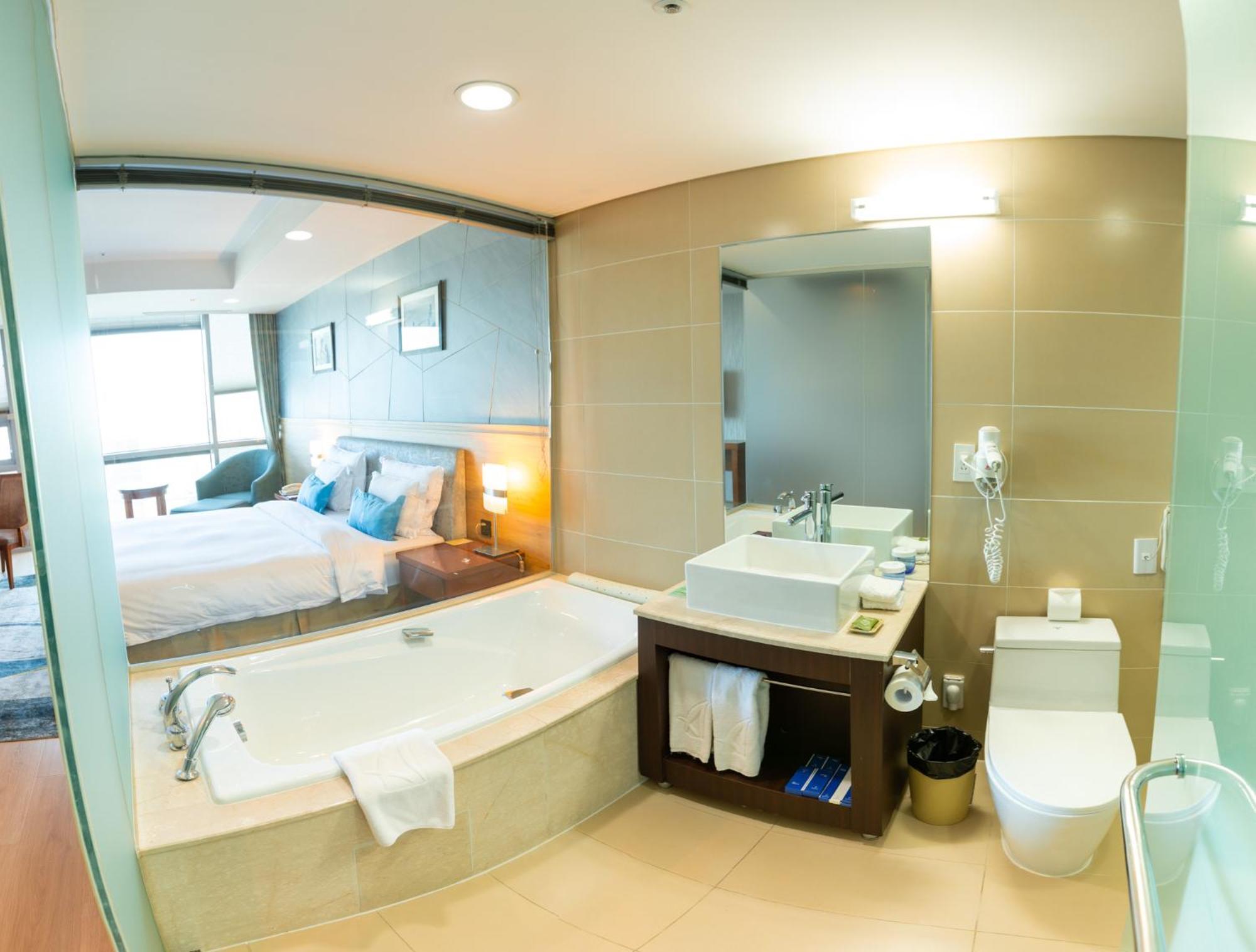 Deluxe King Room City View