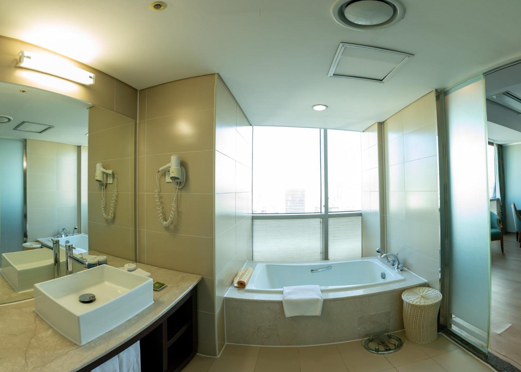 Executive King Room City View