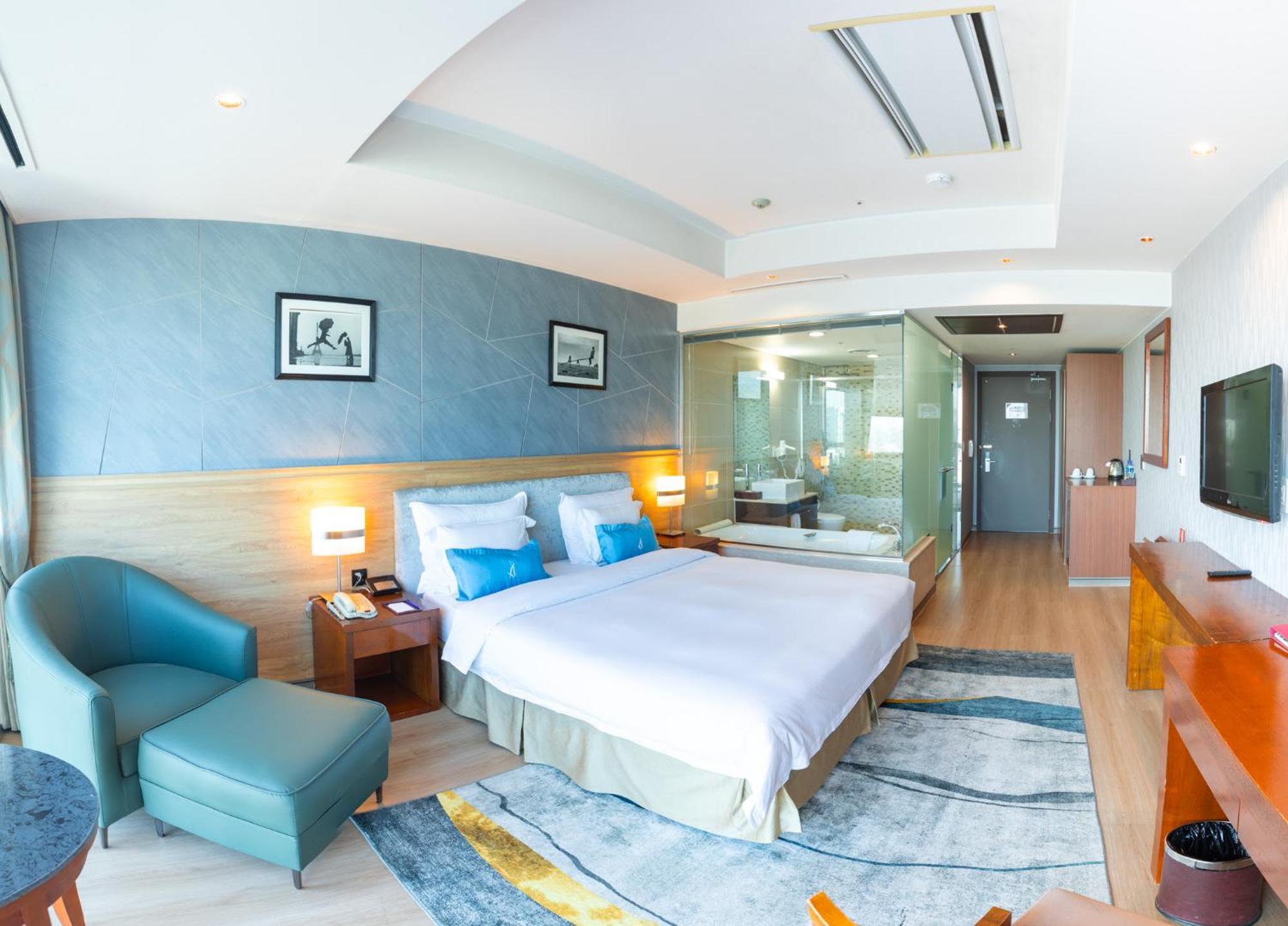 Deluxe King Room City View