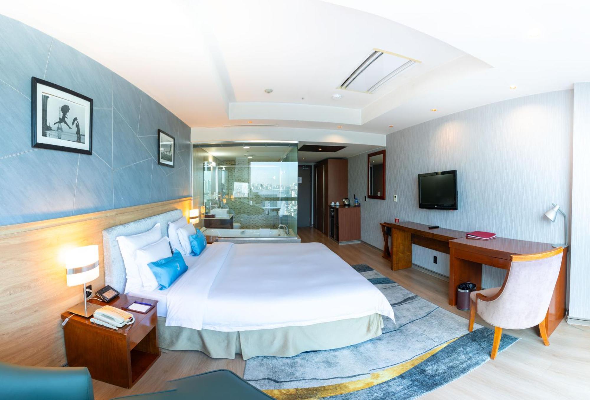 Deluxe King Room City View