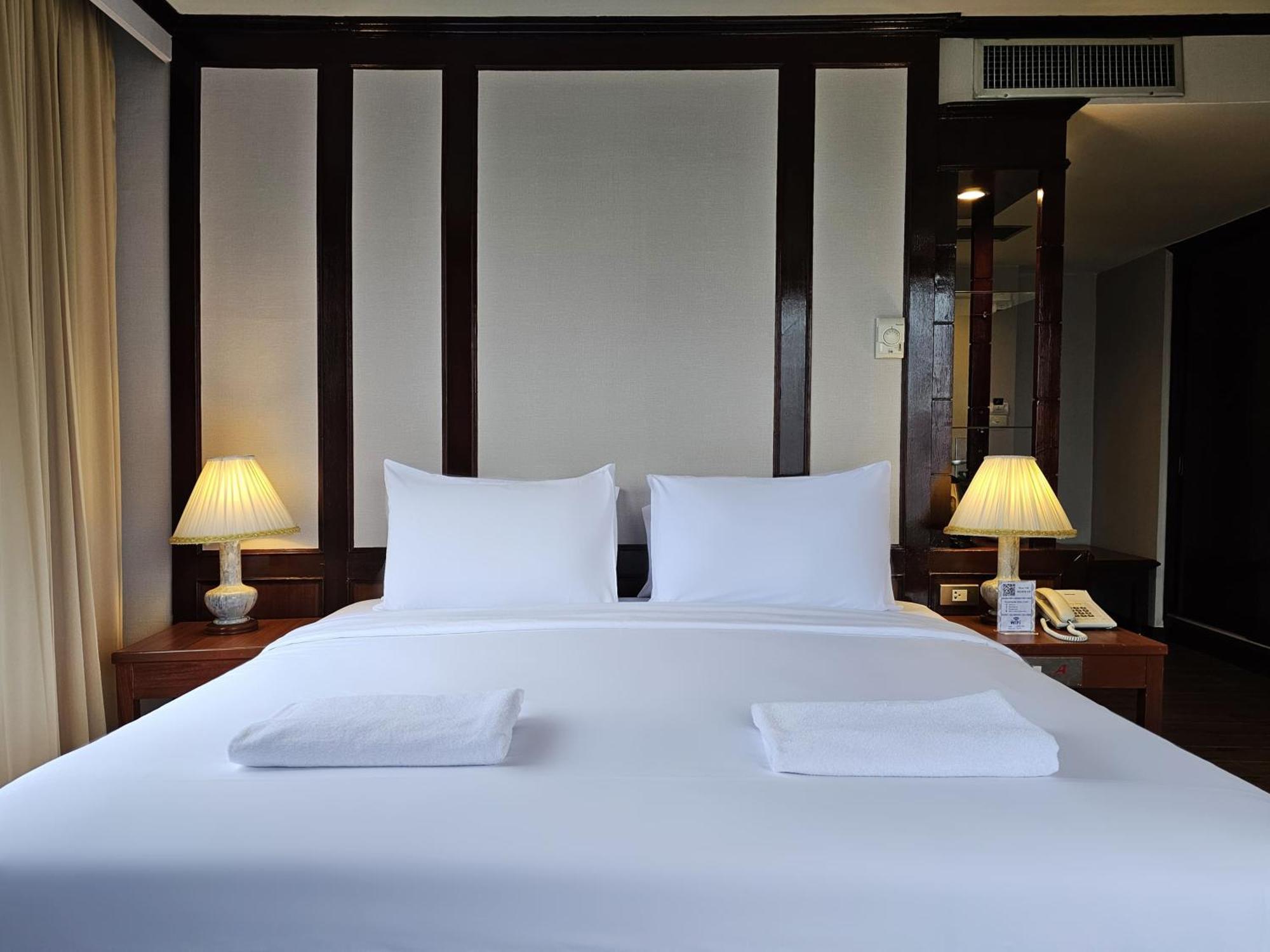Deluxe Room,1627235895:JPEG