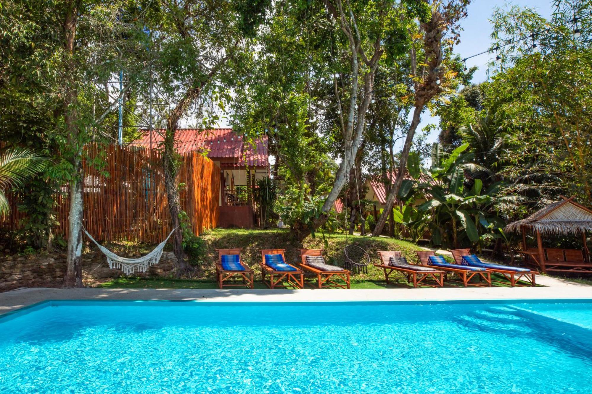 Studio Bungalow with Pool View