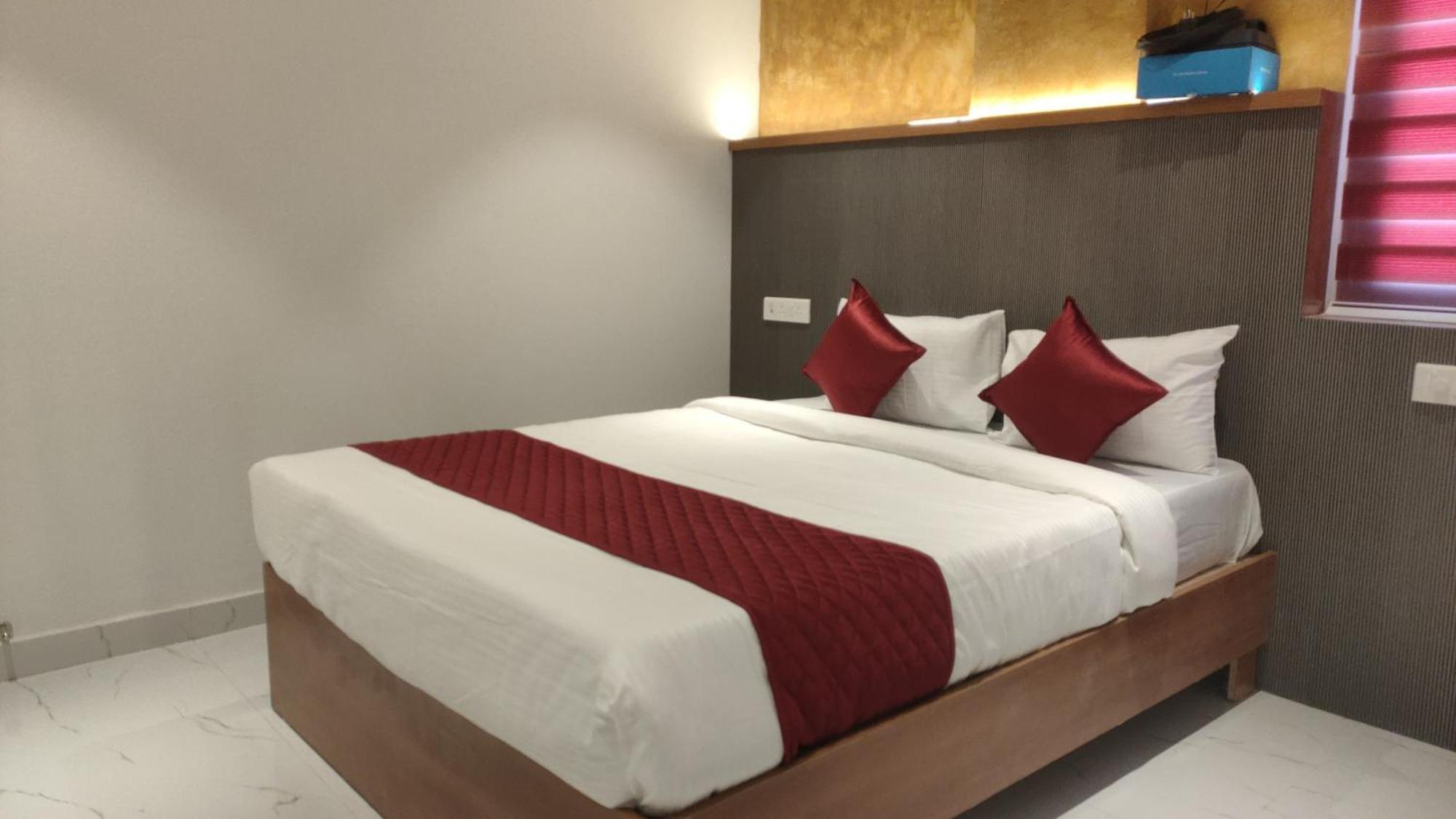 Deluxe Room,1630783136:JPEG