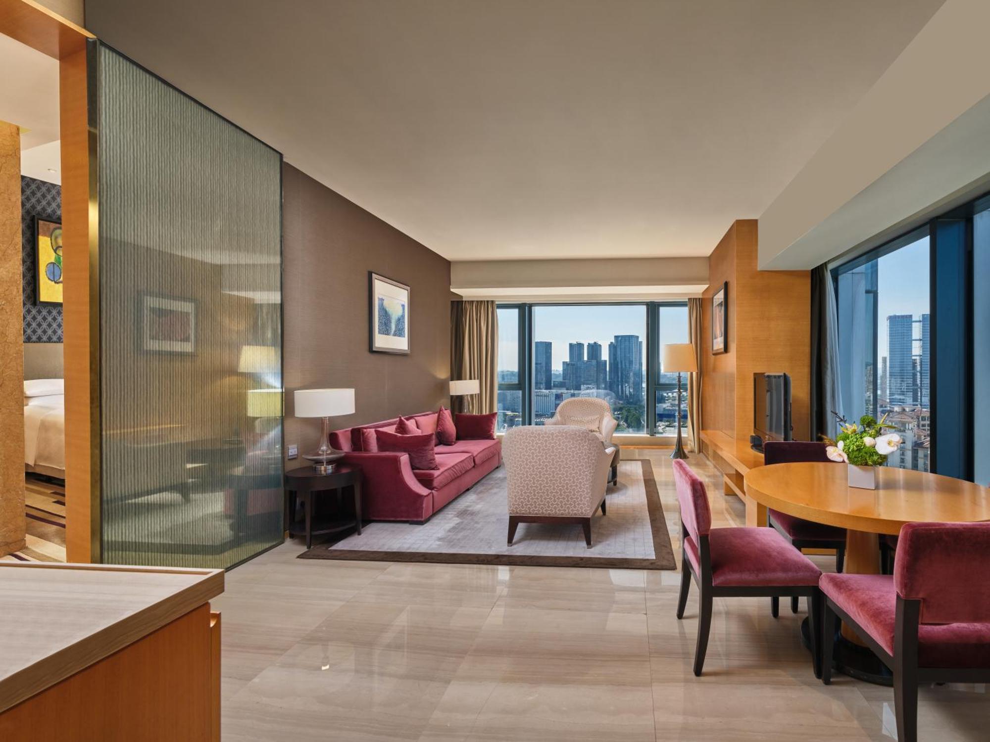 1 Bedroom Executive Suite 1 King City view