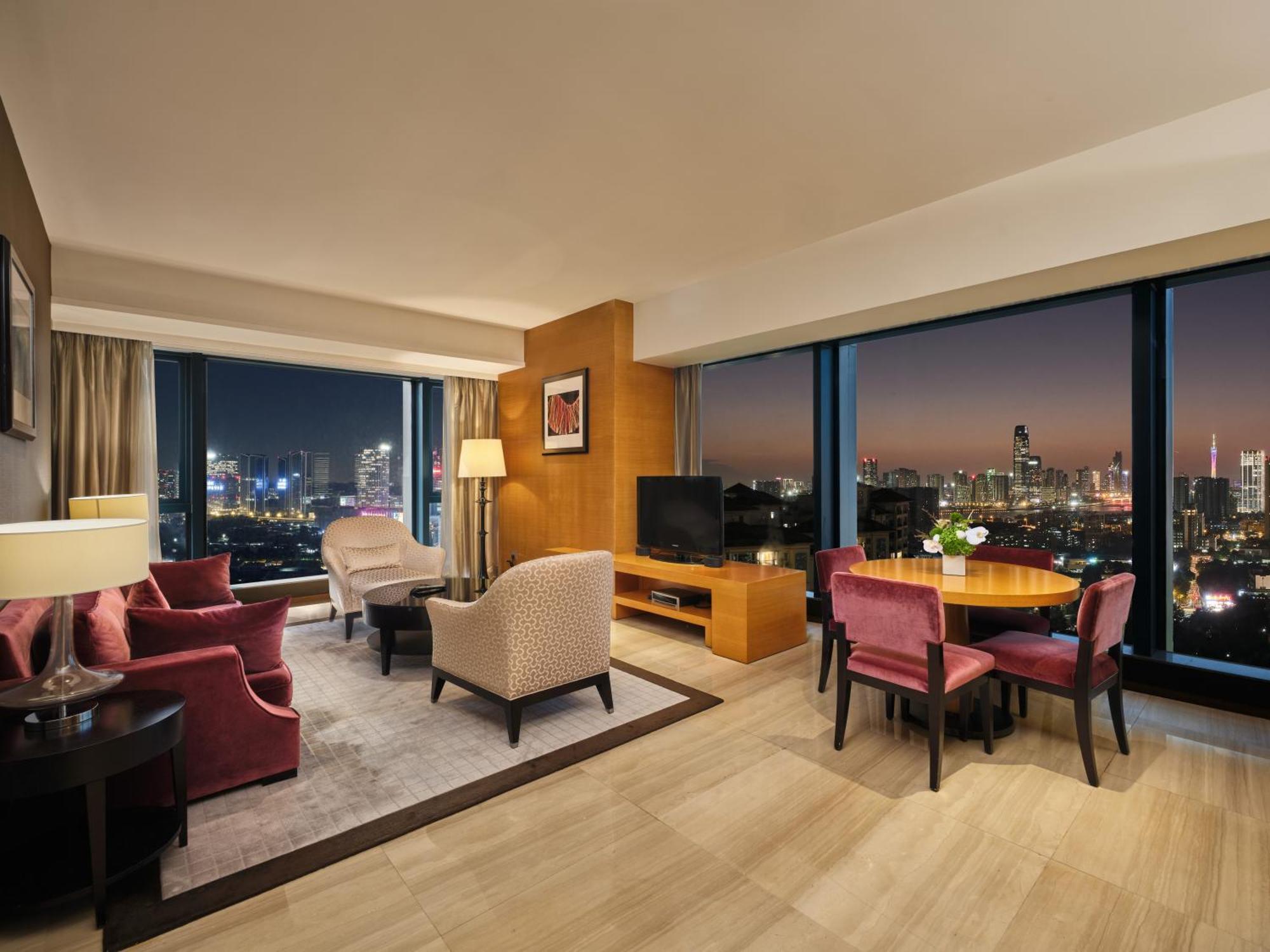 1 Bedroom Executive Suite 1 King City view