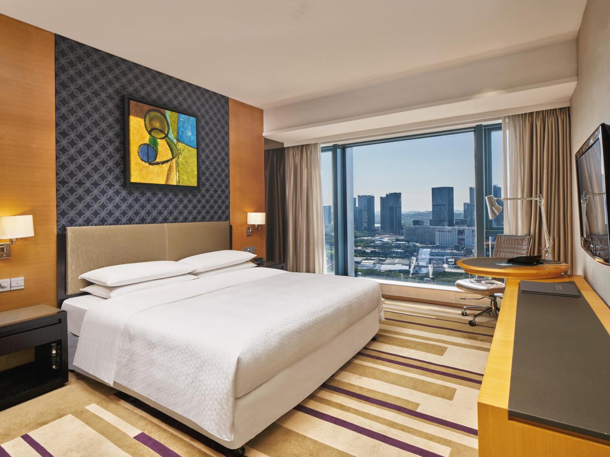 1 Bedroom Executive Suite 1 King City view