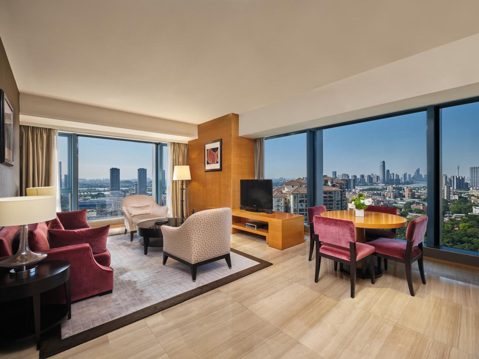 1 Bedroom Executive Suite 1 King City view