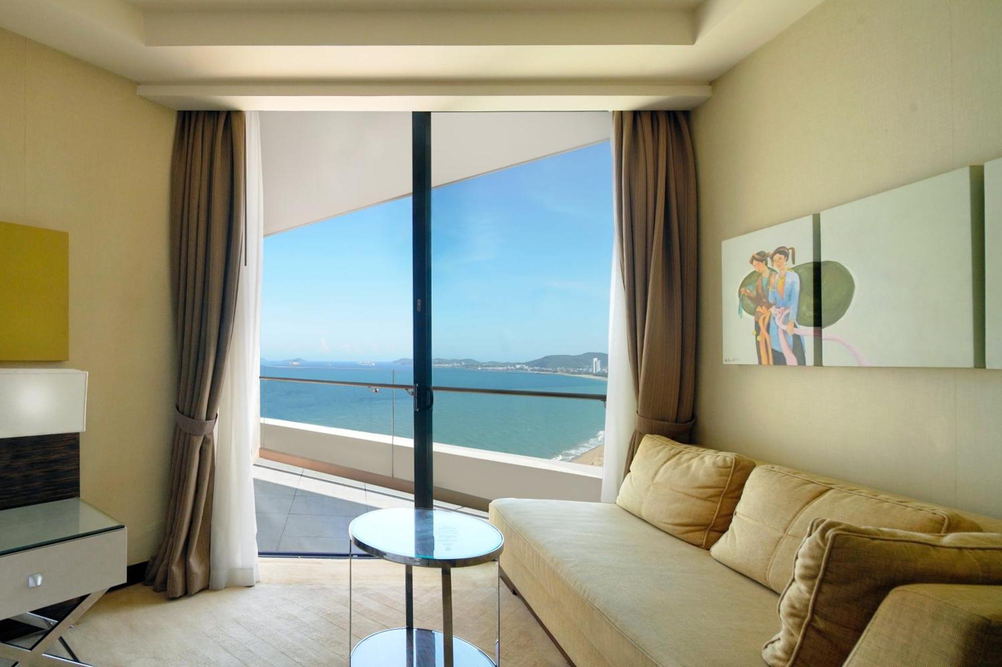 Deluxe King Guest room 1 King Ocean view Balcony