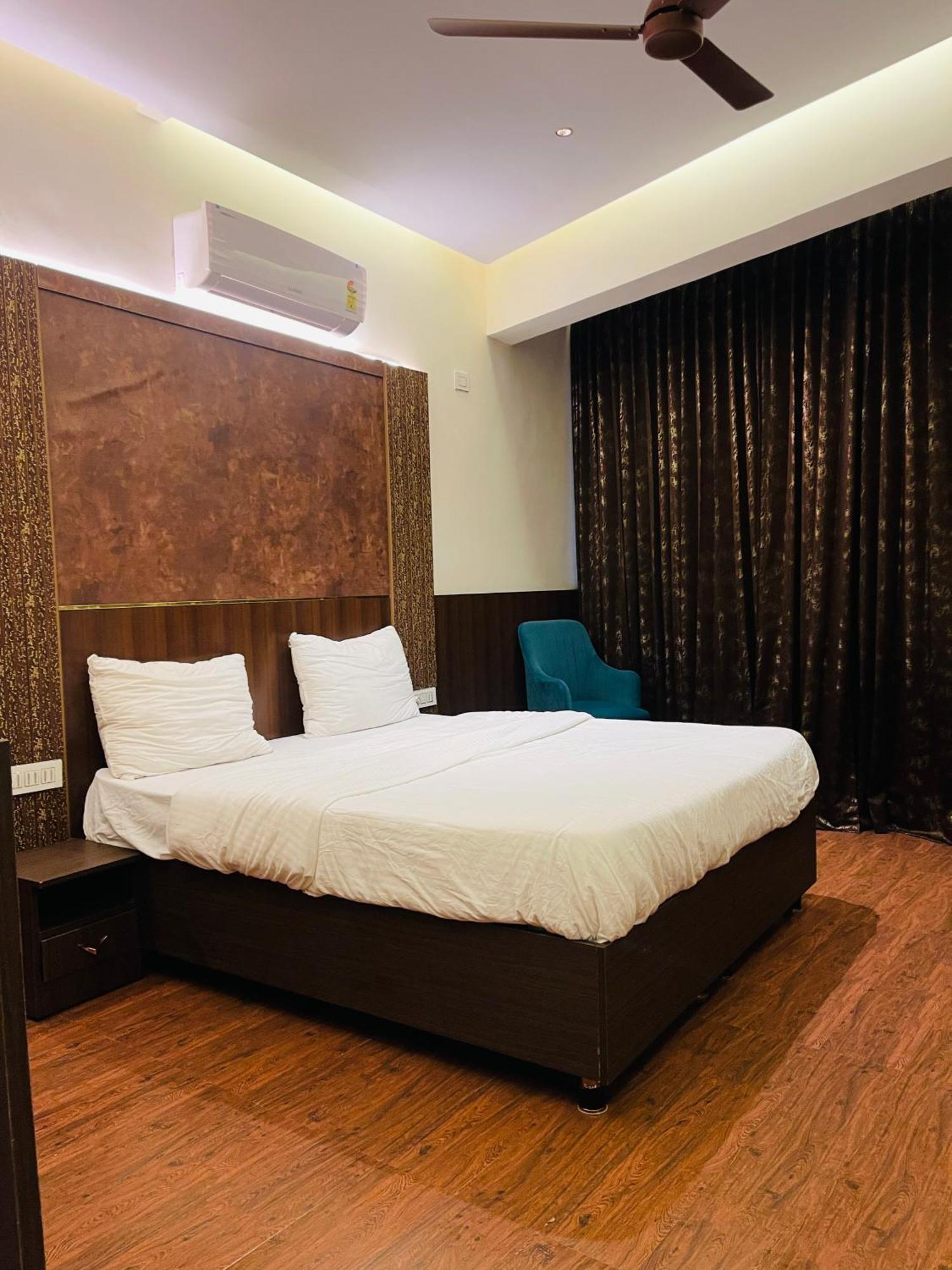 Deluxe Room (2 Adults + 1 Child)