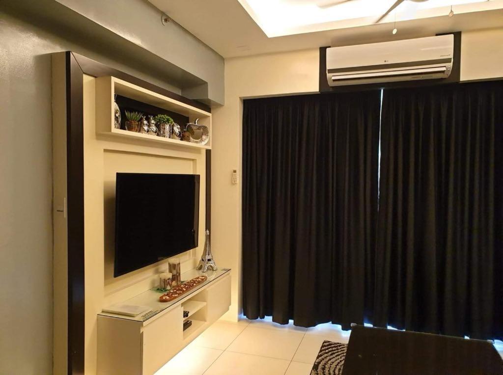 Family Room with Mountain View