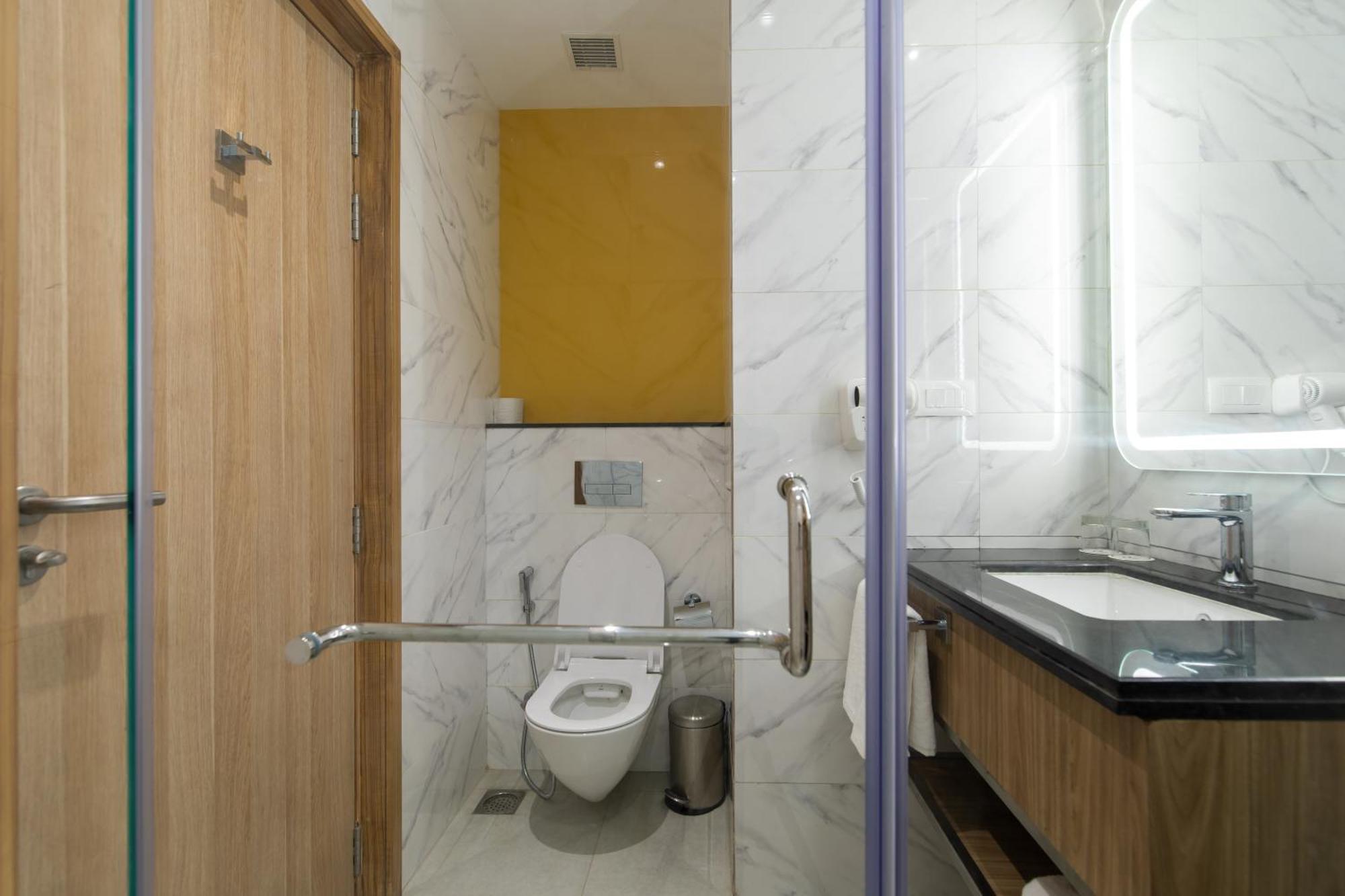 Deluxe Double Room with 20% discount on food, beverage and laundry 