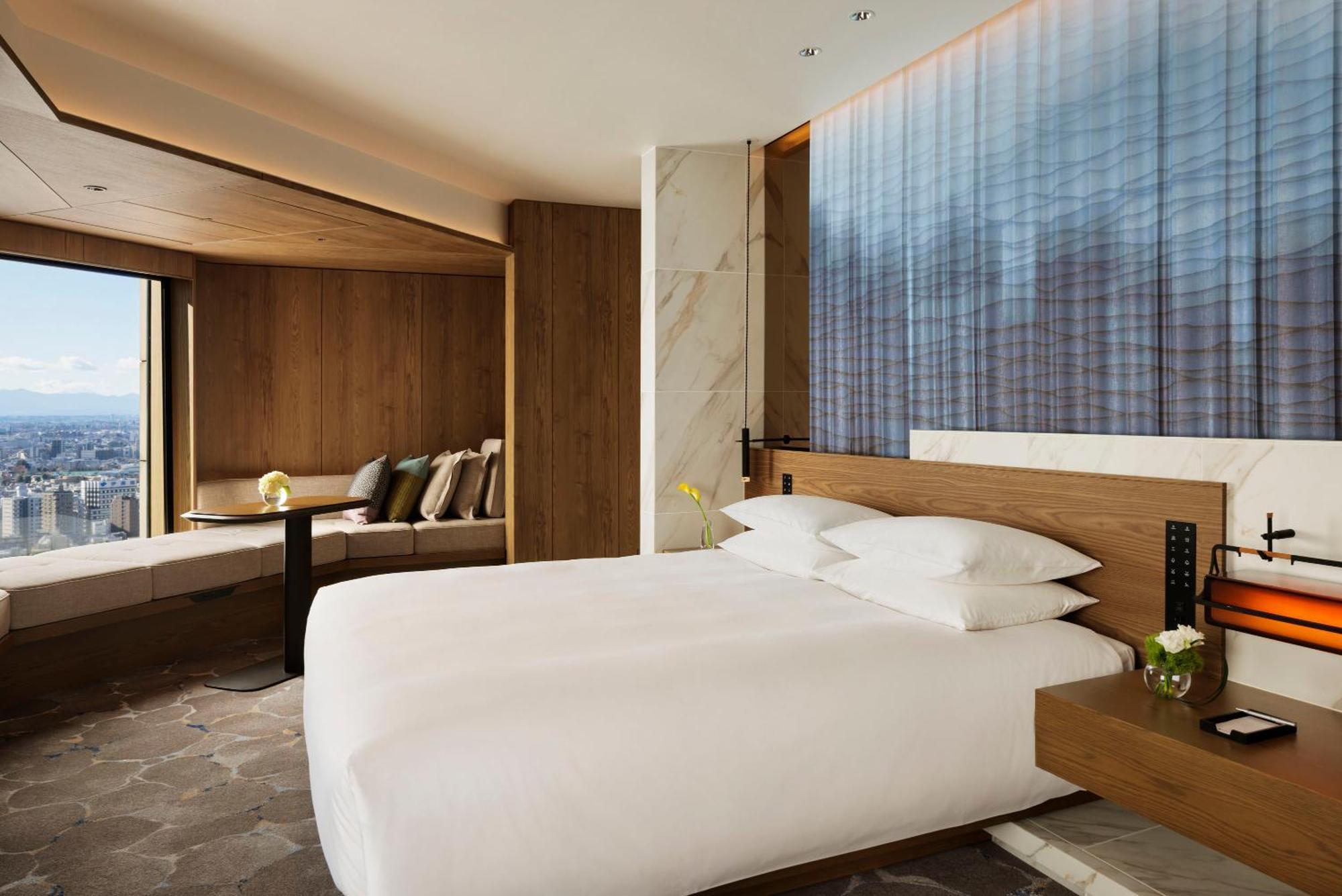 Eckstudio mit Kingsize-Bett und Parkblick