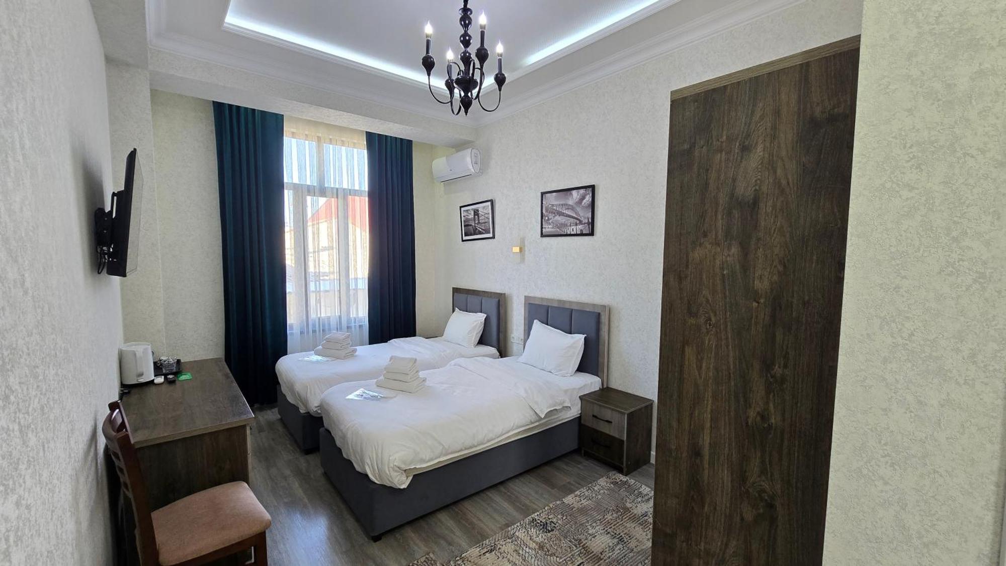 Zweibettzimmer mit Stadtblick