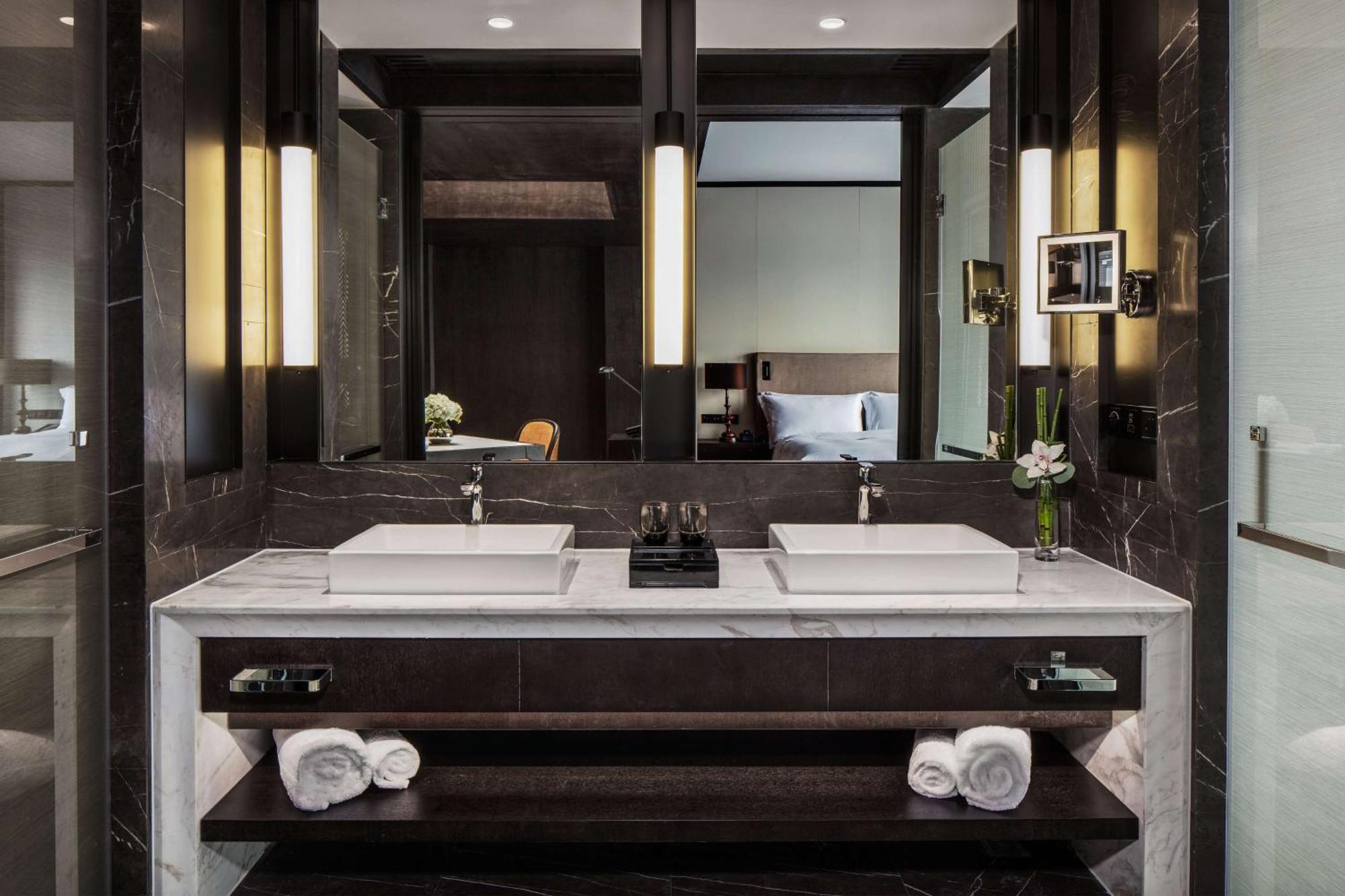 Suite Lit King-Size avec Terrasse - Vue sur Lac - Accès au Salon