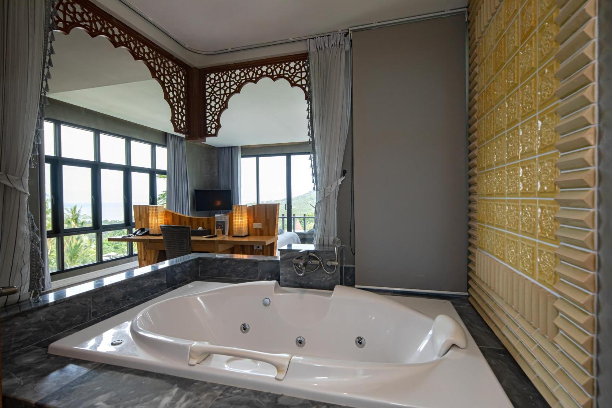 Honeymoon Suite Bath Tub,1669856570:JPEG