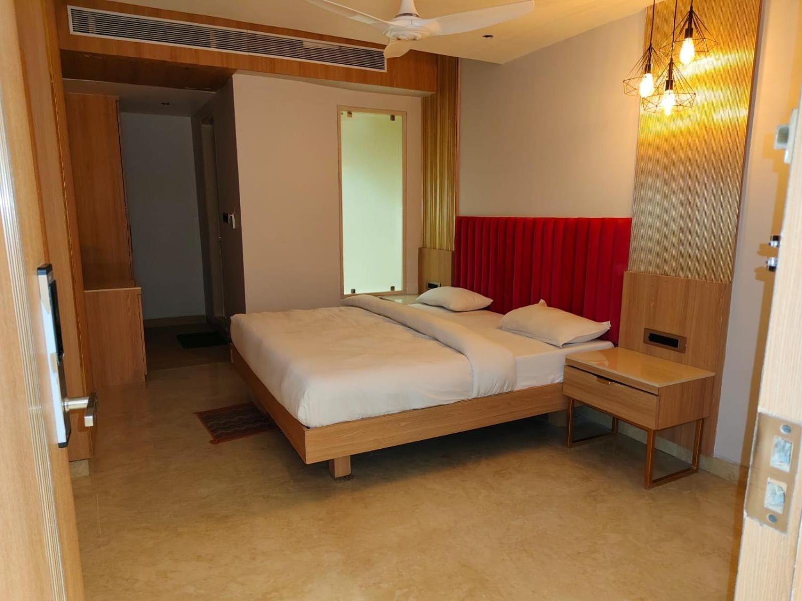 Executive Suite,1702295596:JPEG