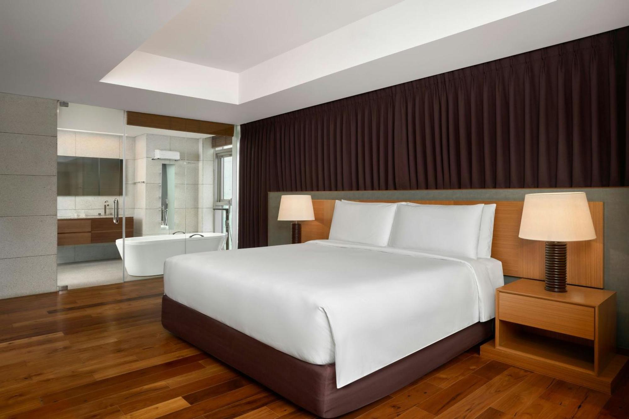 Two-Bedroom Suite One King Bed Two Twin Beds