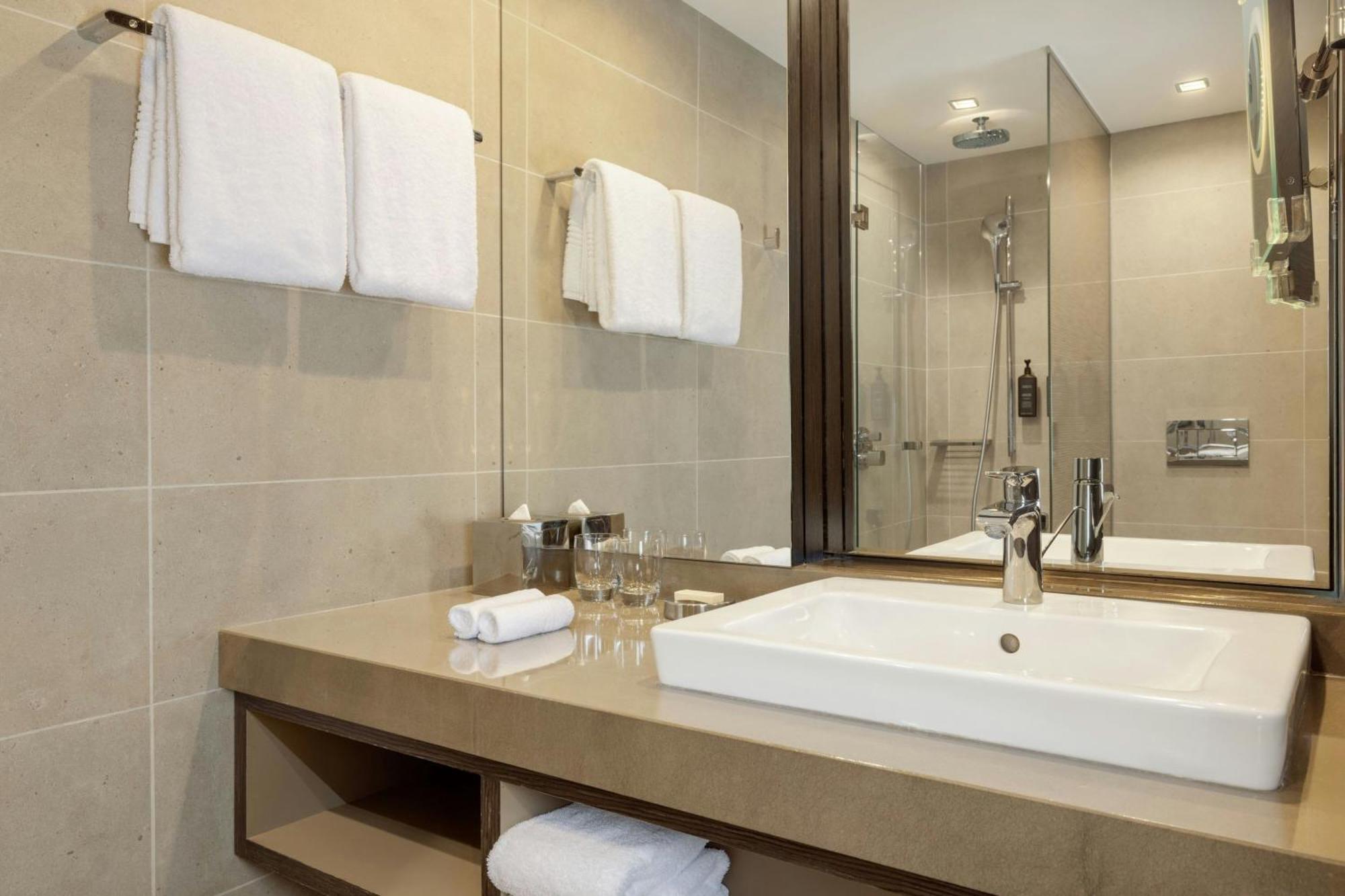 Deluxe King with Balcony, Guest room, 1 King, City view,1697924010:JPEG