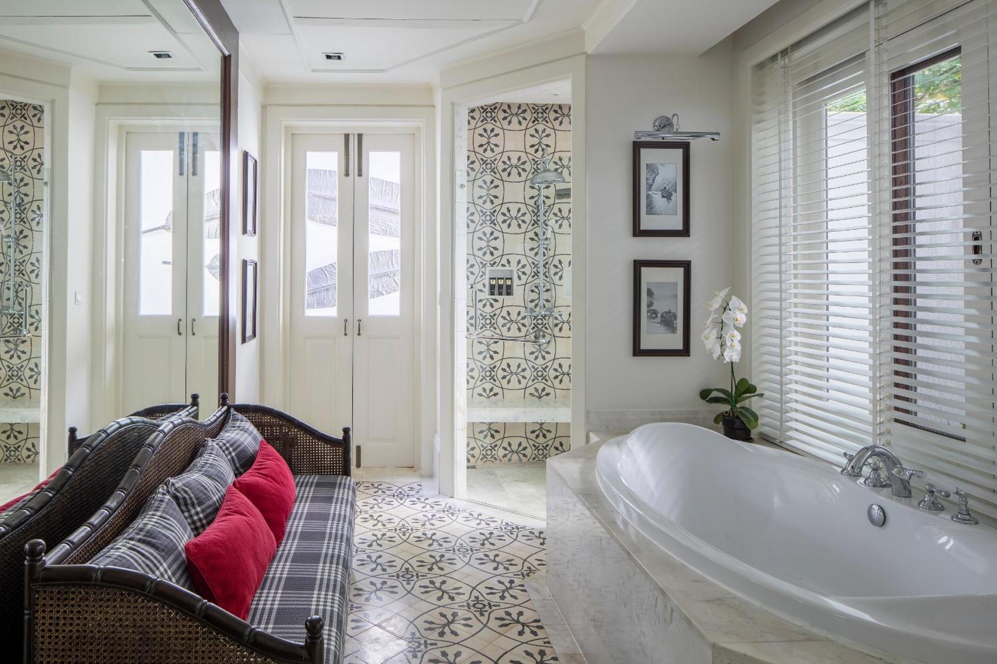 Louis Leonowens Pool Suite