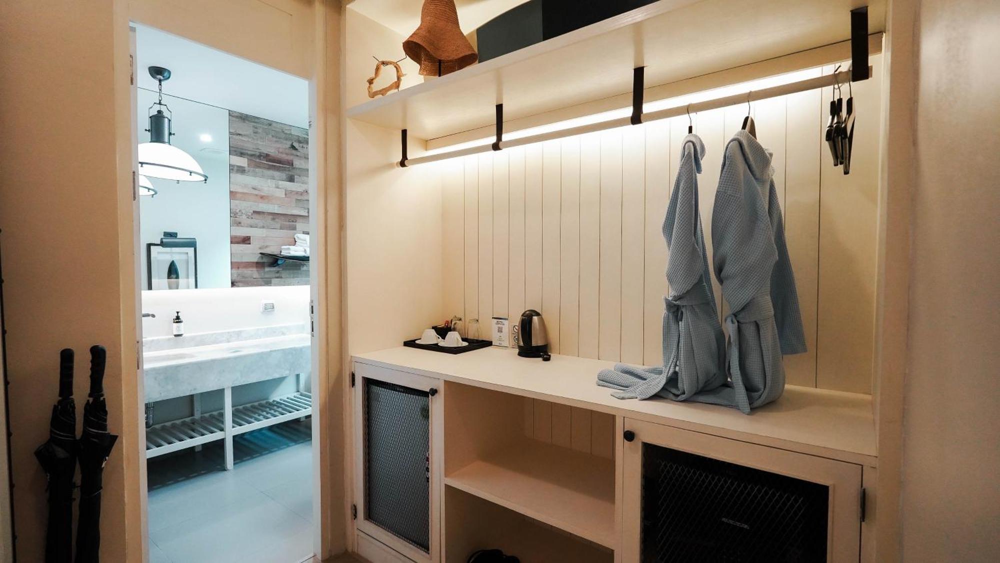 Deluxe Cozy Room