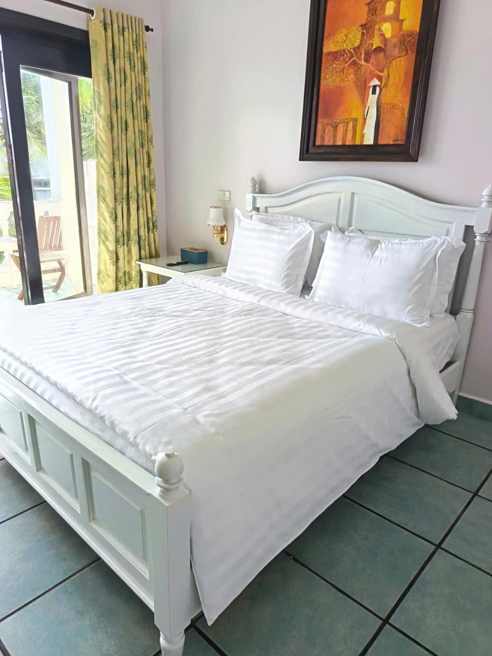 Queen Room Garden View