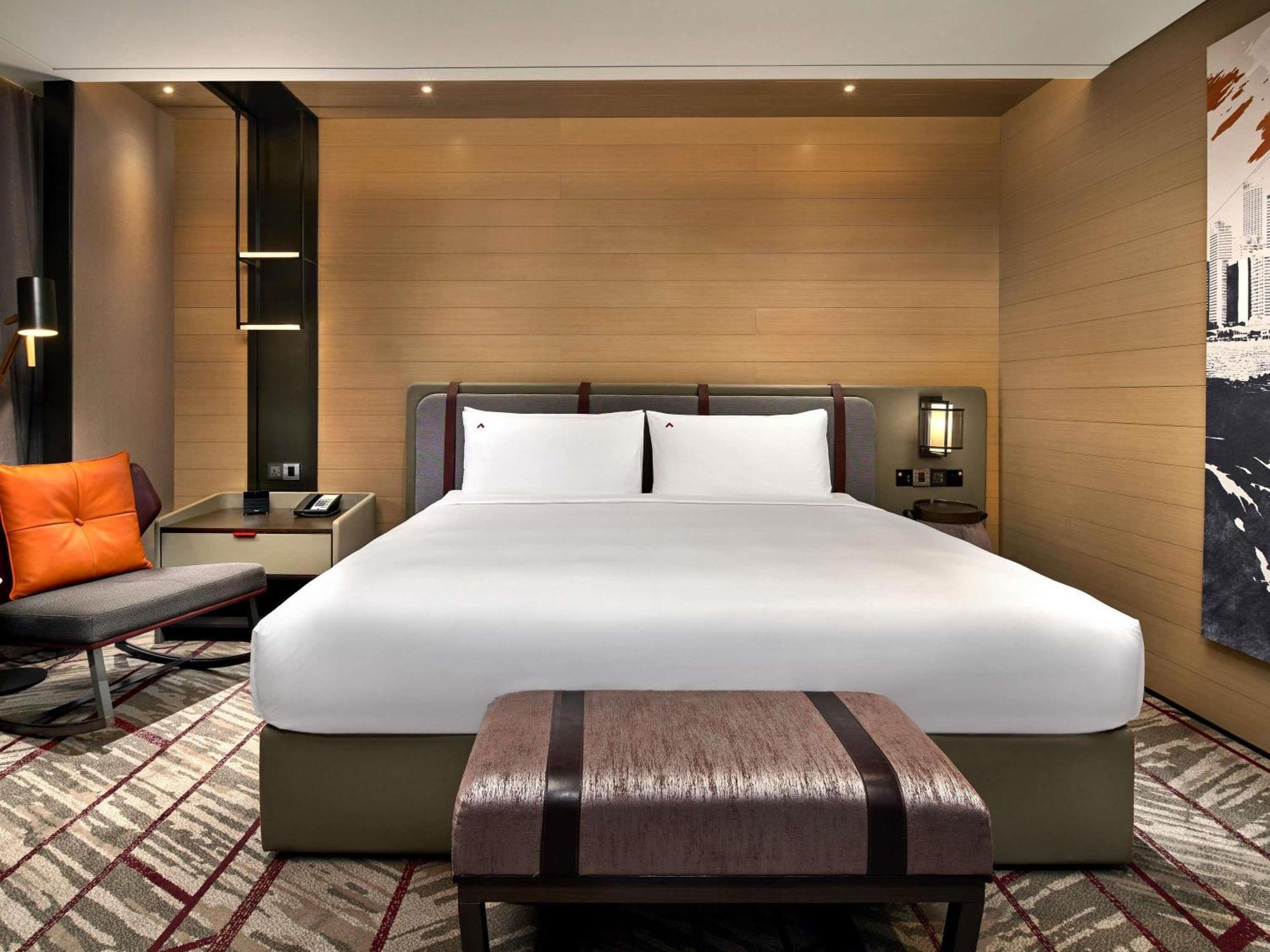 Alojamiento Premier con cama extragrande plus, balcón y vistas a la ciudad
