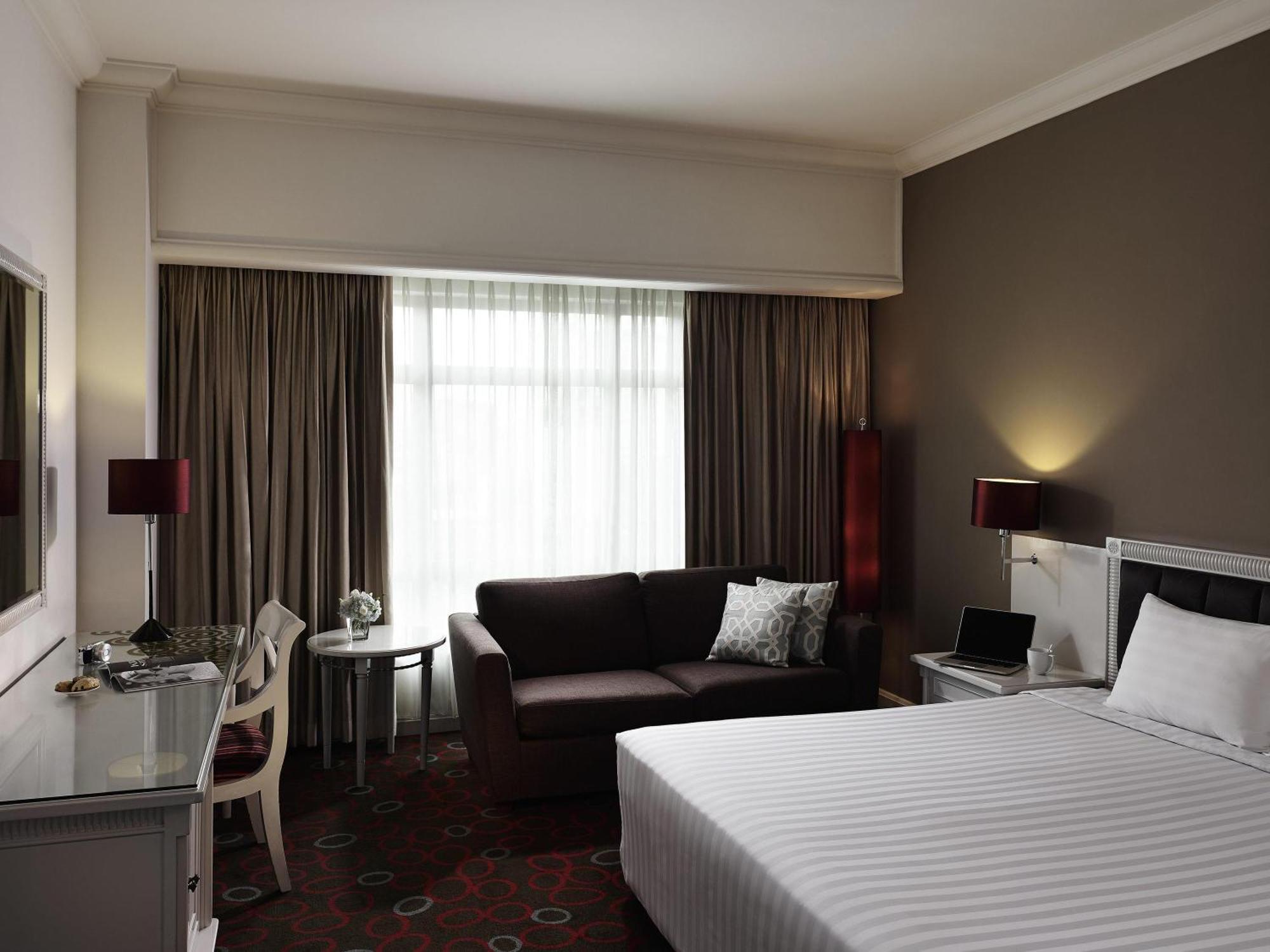 Superior King Room City View