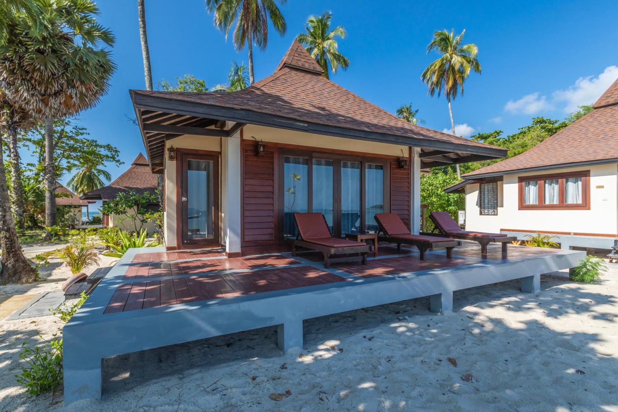 Deluxe Beachfront Family Villa (1st Row)