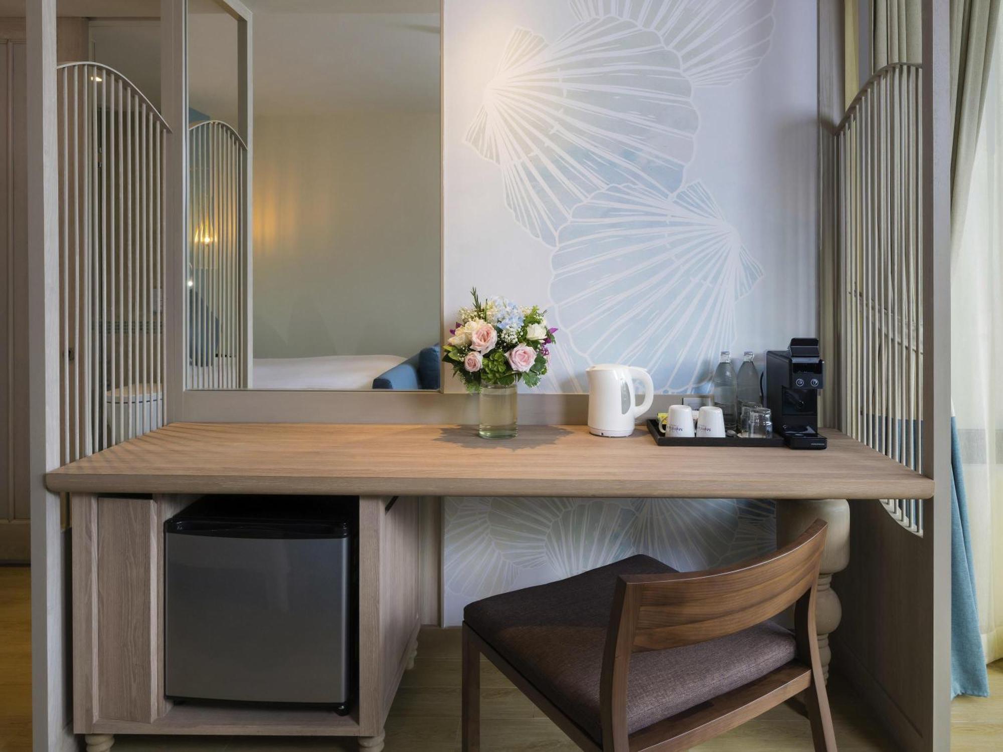 Junior Suite with Double Bed and Mountain View - Beach Wing