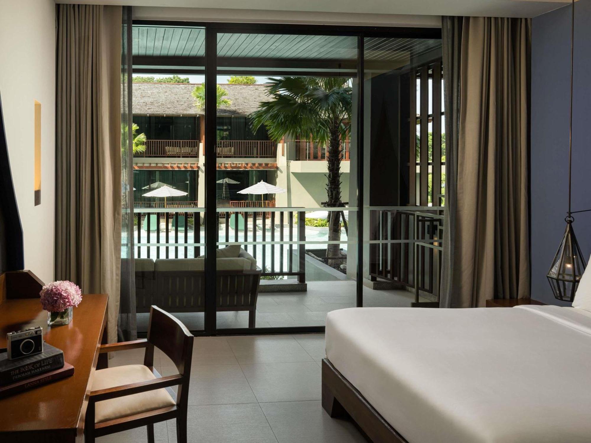 Deluxe Zimmer mit Kingsize-Bett und Zugang zum Pool