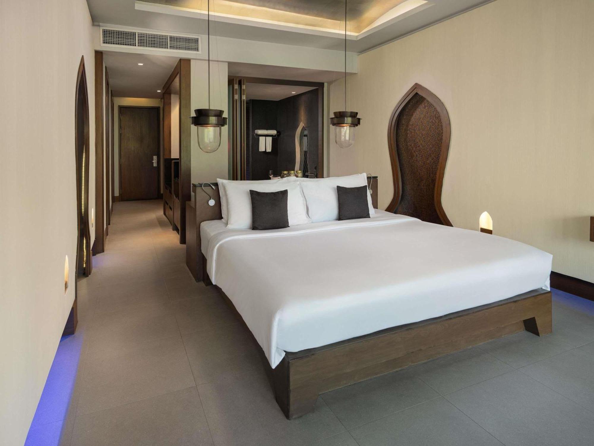 Premium Zimmer mit Kingsize-Bett und Whirlpool-Badewanne