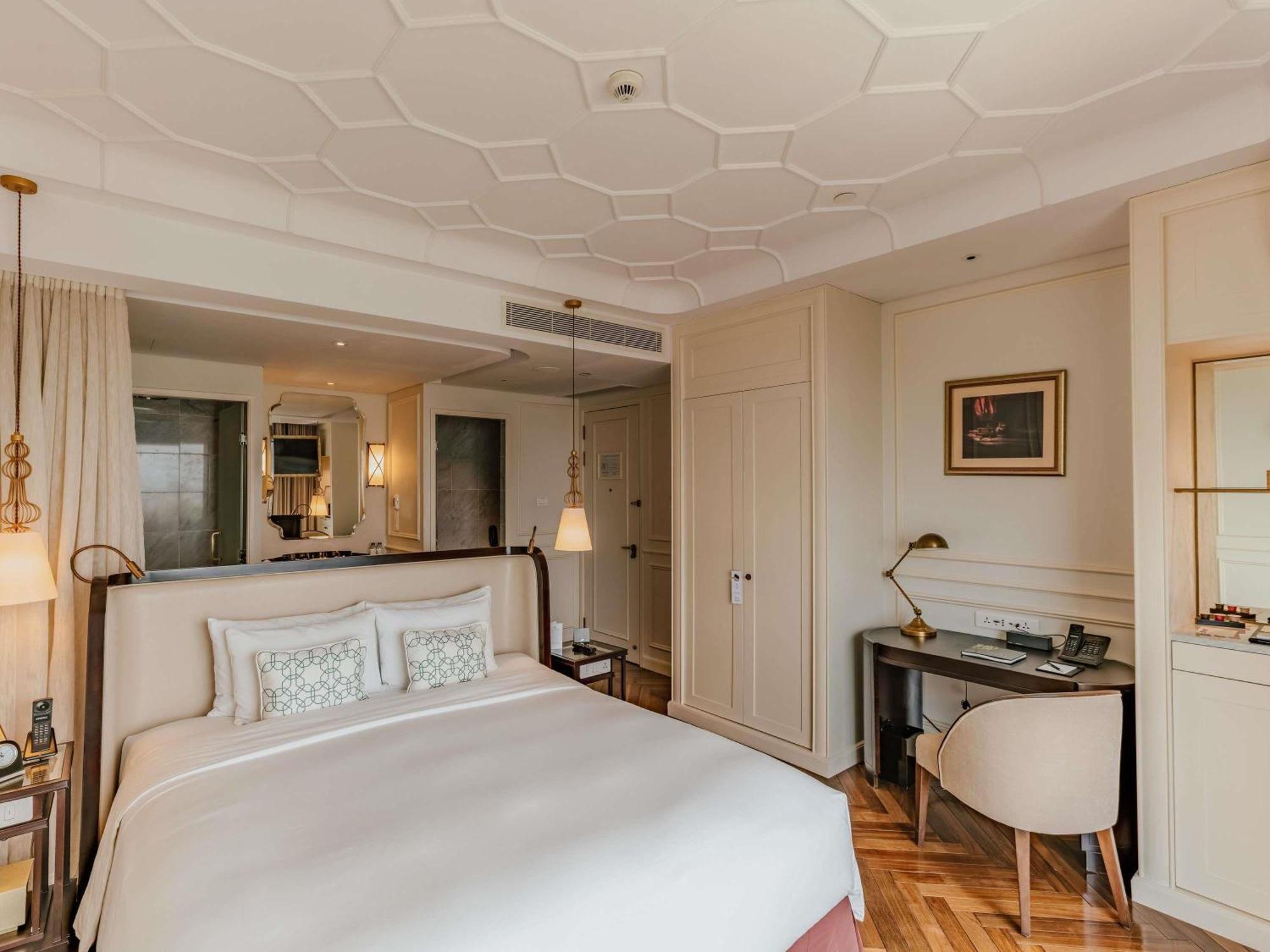 Grand Deluxe Room 1 King Size Bed City View