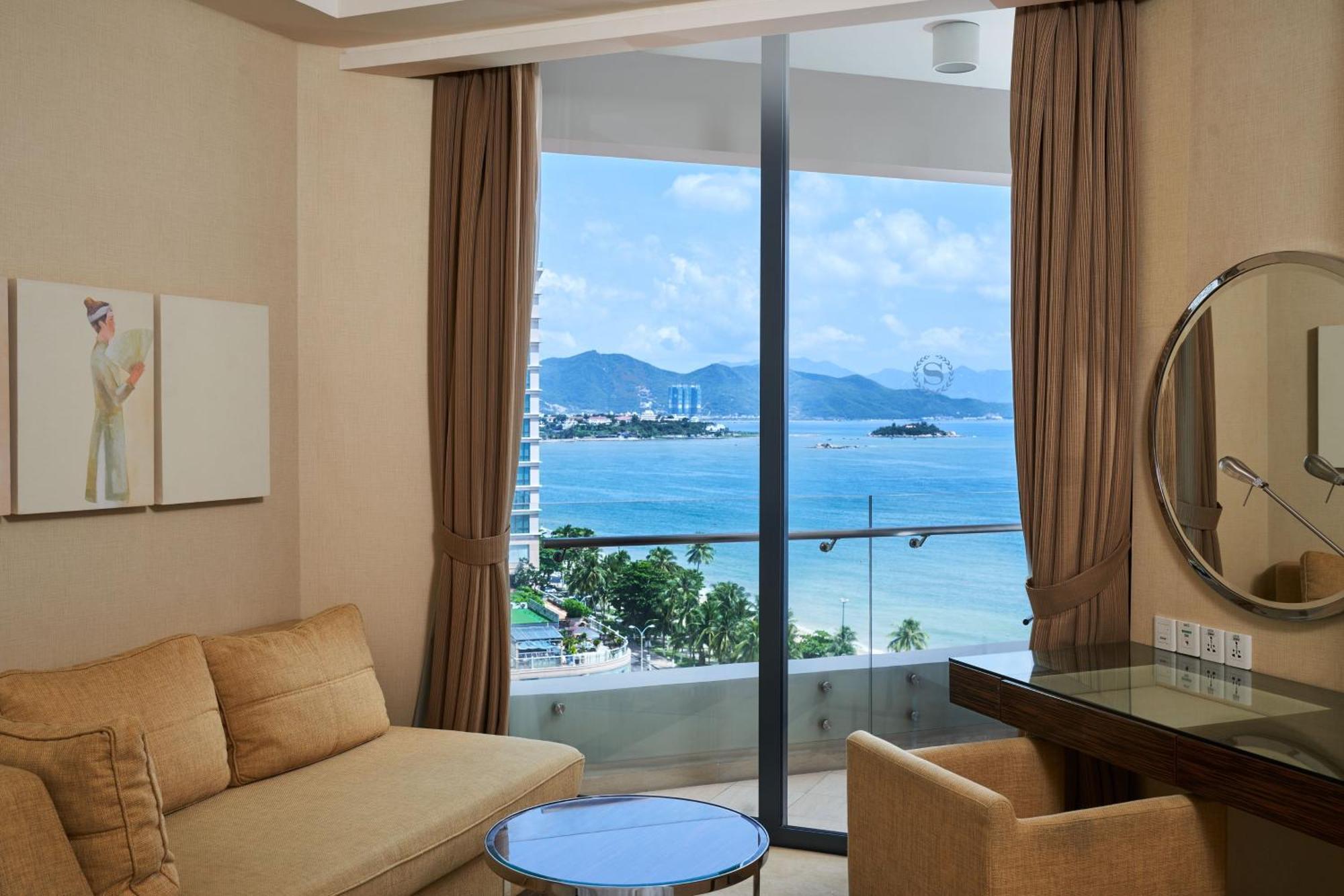 Deluxe King Guest room 1 King Ocean view Balcony