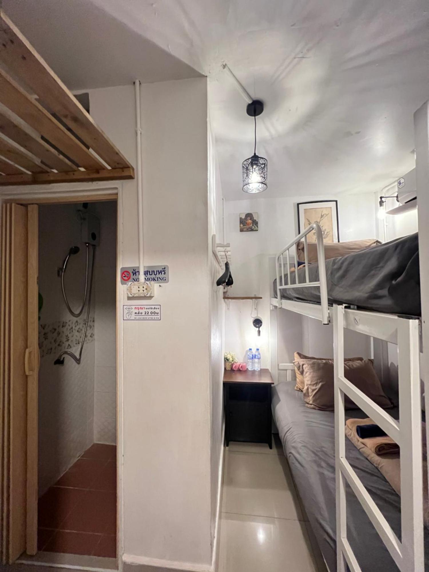 Quarto com 2 Camas de Solteiro e Banheiro