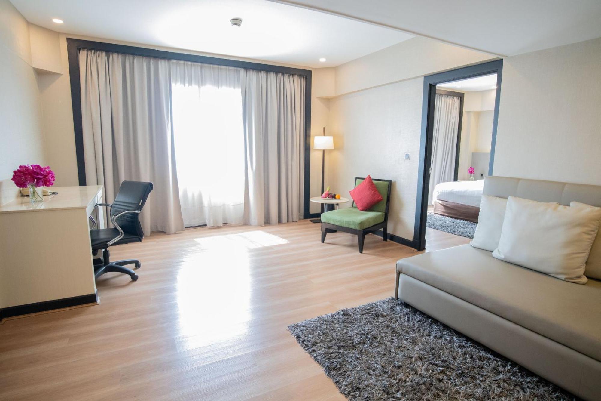 King Suite with River View