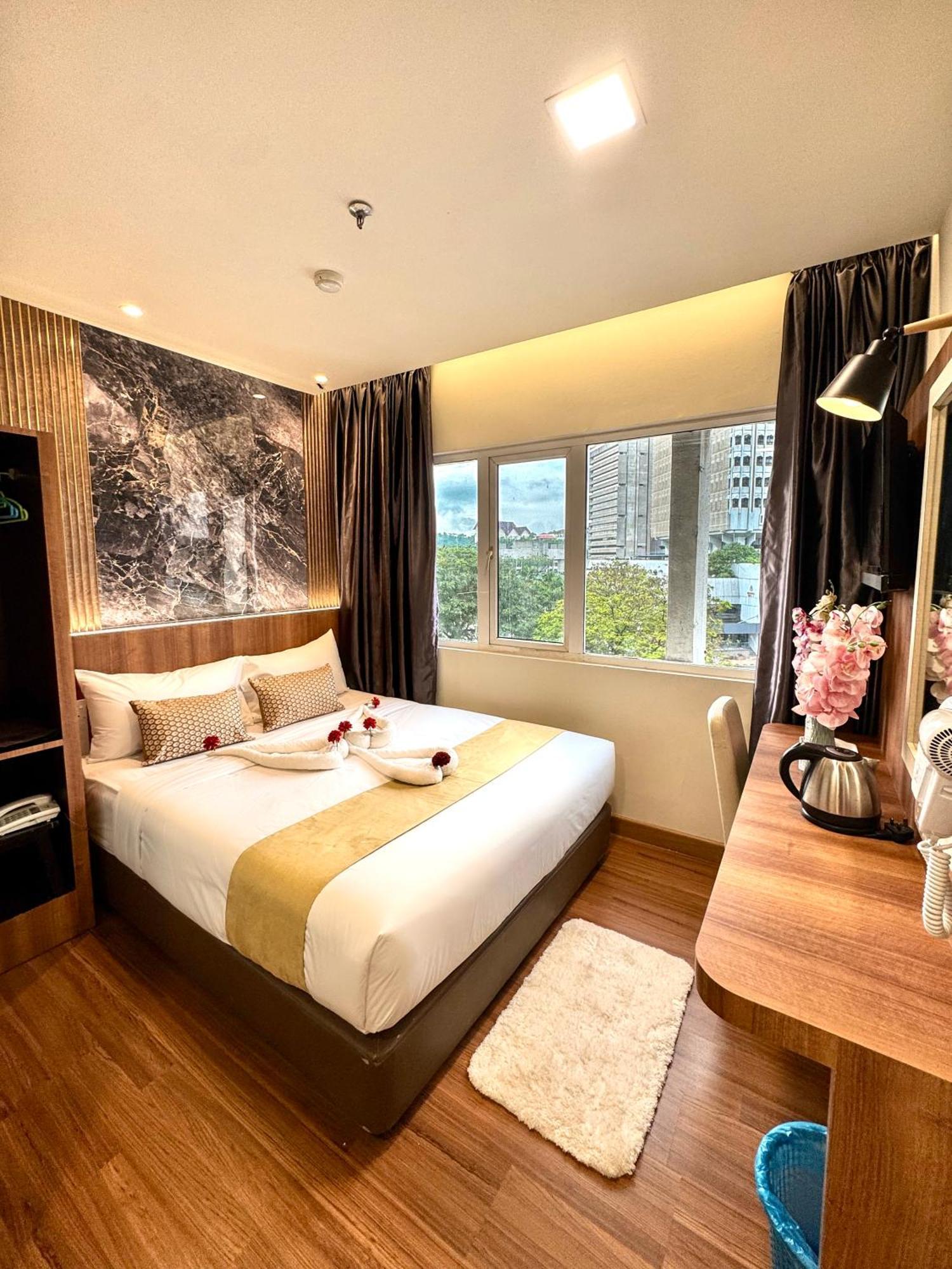 Deluxe Queen Room With City View