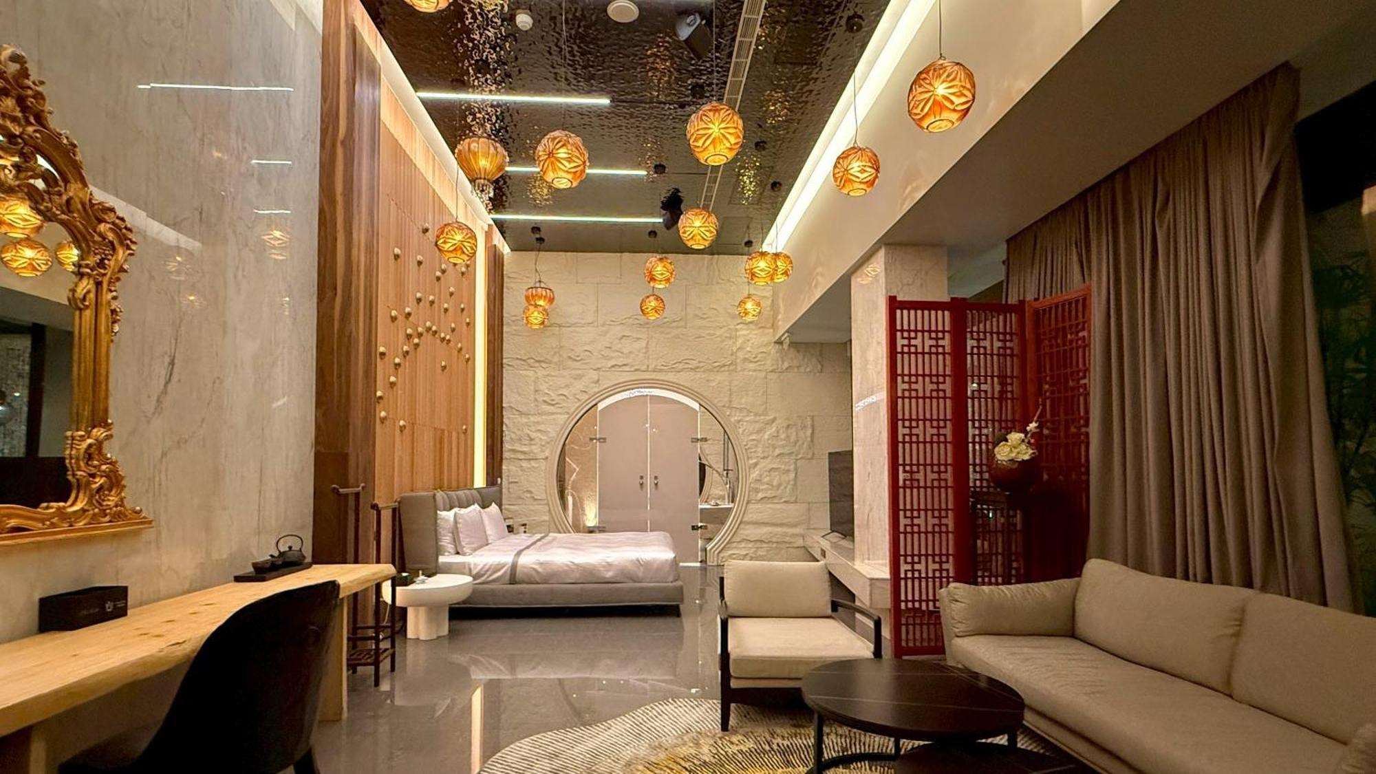 Queen Room (Check-in after 22:00)