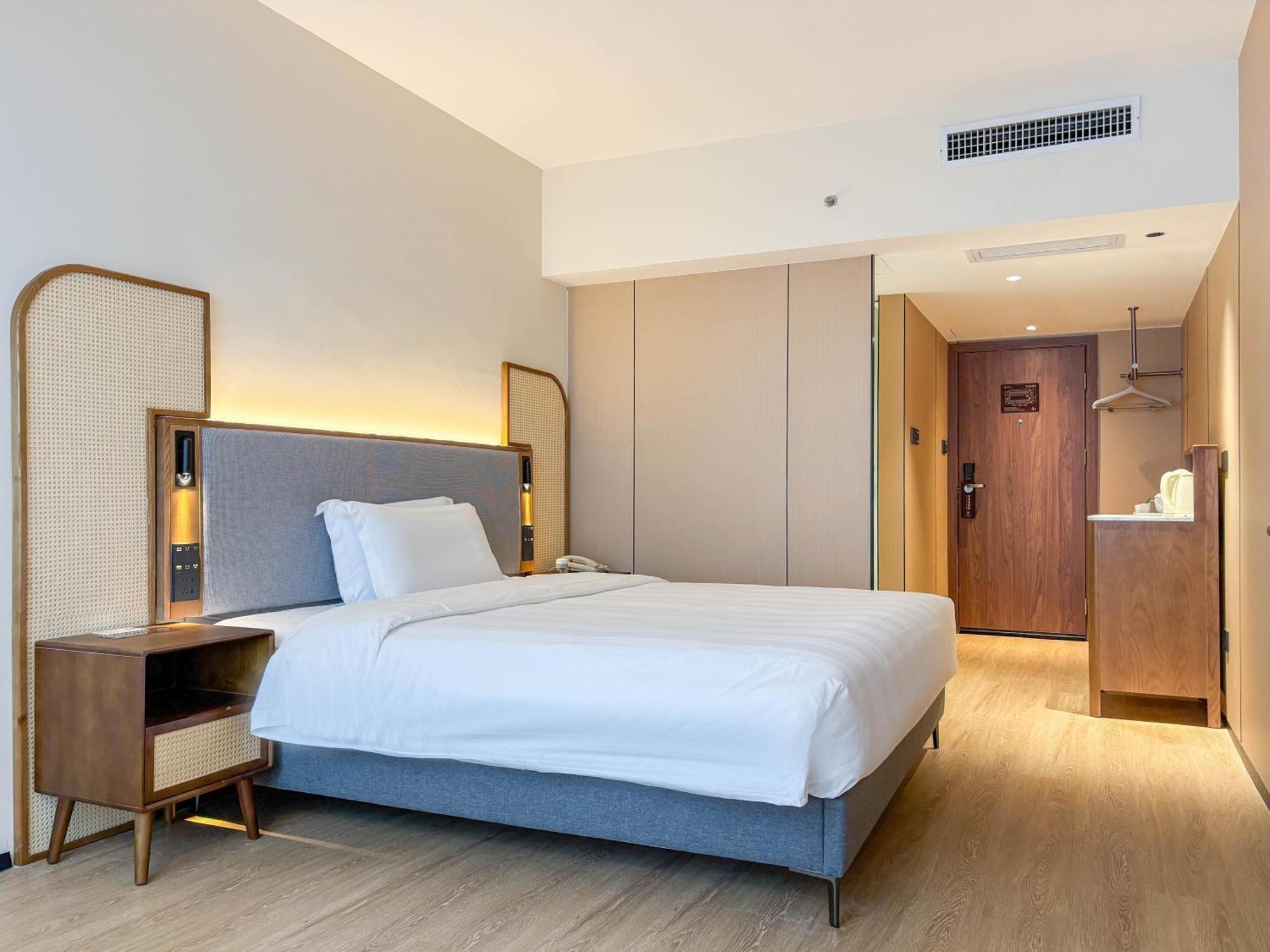 Deluxe Queen Room