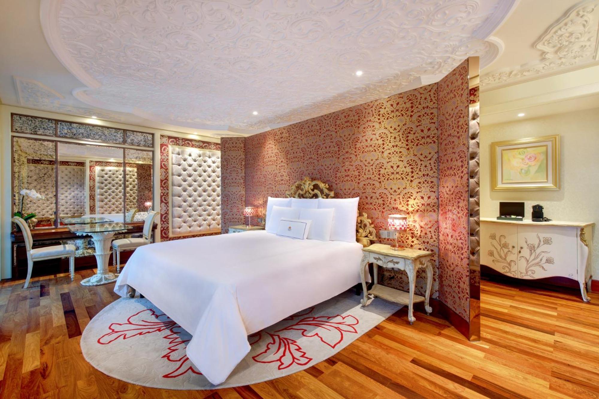 Romance Suite High Floor with Executive Lounge Access