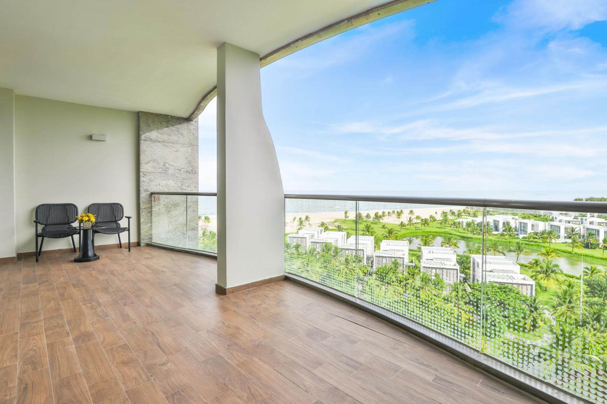 Deluxe King Ocean View - VinWonders Park Access (1 time)