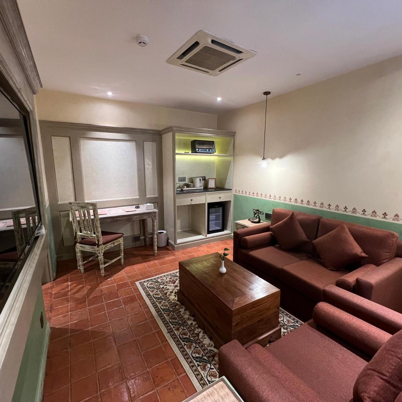 Classic Junior Suite with Bathtub